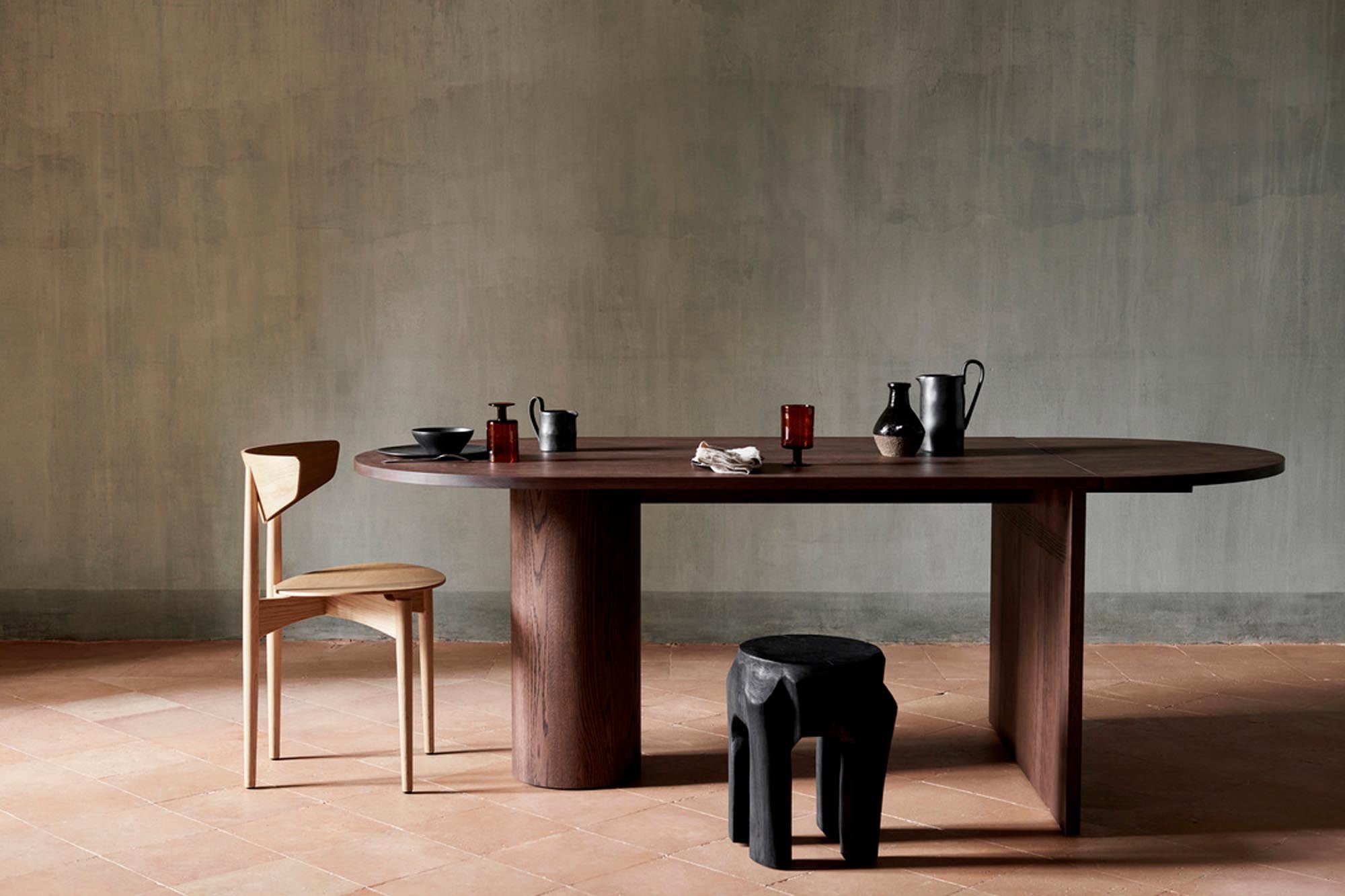 Natürlicher Teakholz-Hocker von Ferm Living für stilvolle Räume.