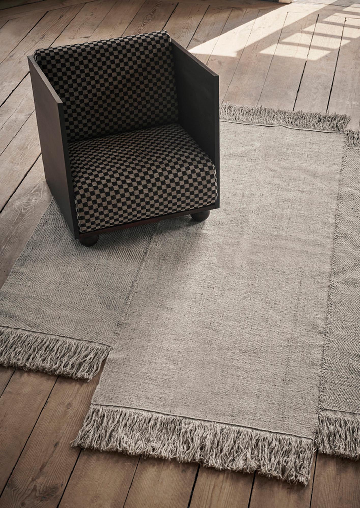 Vintage Teppich in sanften Naturtönen von Ferm Living, ideal für stilvolle Wohnräume. Entdecken Sie das einzigartige Design bei KAQTU.