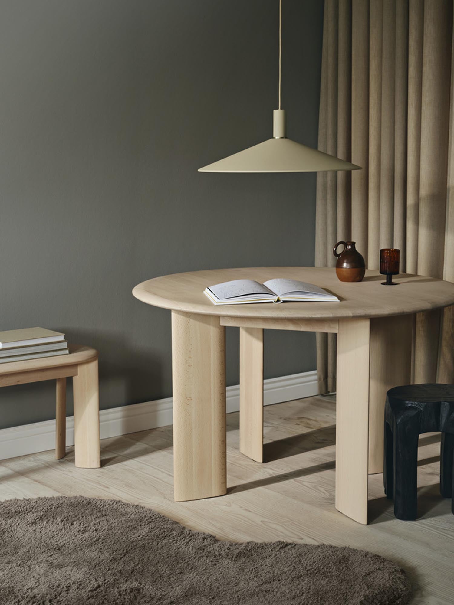 Entdecken Sie den Bevel Tisch Rund Ø117 von Ferm Living: Ein stilvoller Esstisch aus massivem Birkenholz, ideal für gesellige Momente und nachhaltiges Wohnen.