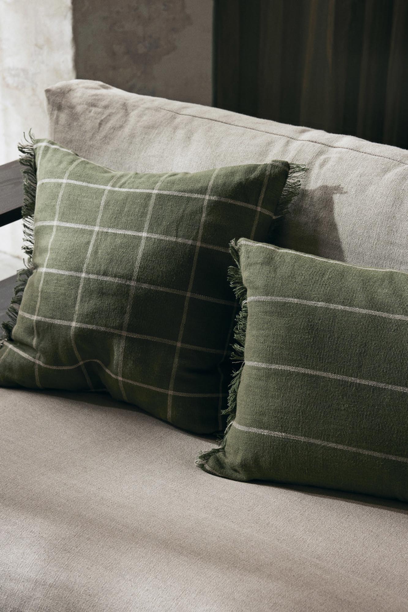 Elegantes Calm Kissen in sanften Oliv- und Off-White-Tönen, ideal für stilvolle Wohnräume. Hochwertige Verarbeitung von Ferm Living.
