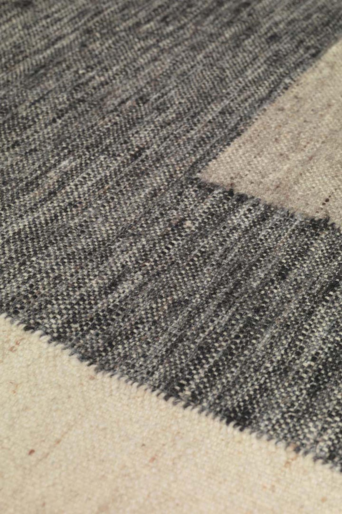 Counter Teppich in Charcoal/Off-white präsentiert im Onlineshop von KAQTU Design AG. Teppich ist von Ferm Living
