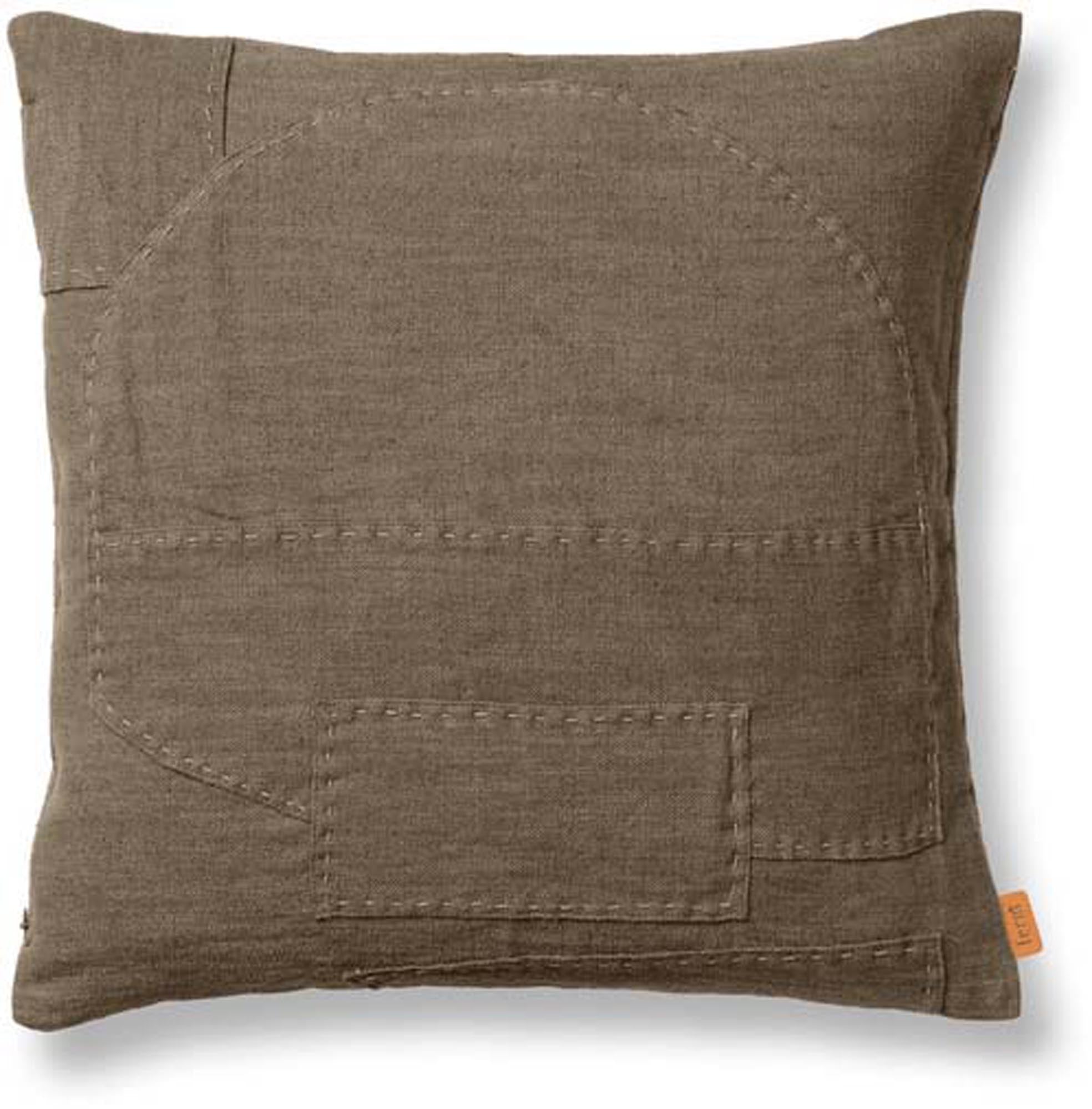 Darn Kissen in Dark Taupe präsentiert im Onlineshop von KAQTU Design AG. Kissen ist von Ferm Living