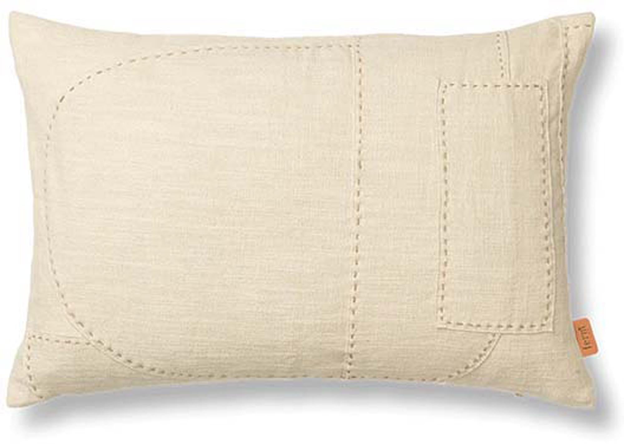 Der Darn Kissenbezug von Ferm Living: Monochrome Patchwork-Details, handgenäht, aus Baumwoll-Leinen, ideal für kreative Kinderzimmer.