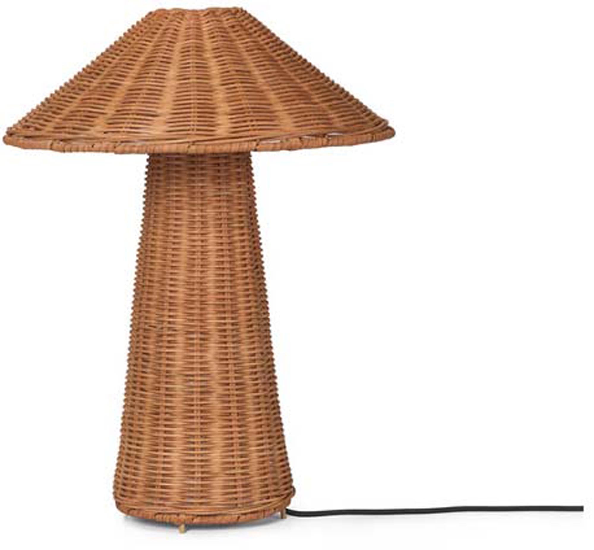 Die Dou Tischleuchte von Ferm Living: Handgeflochtenes Rattan trifft auf stabilen Eisenfuss, für warme, einladende Atmosphäre.