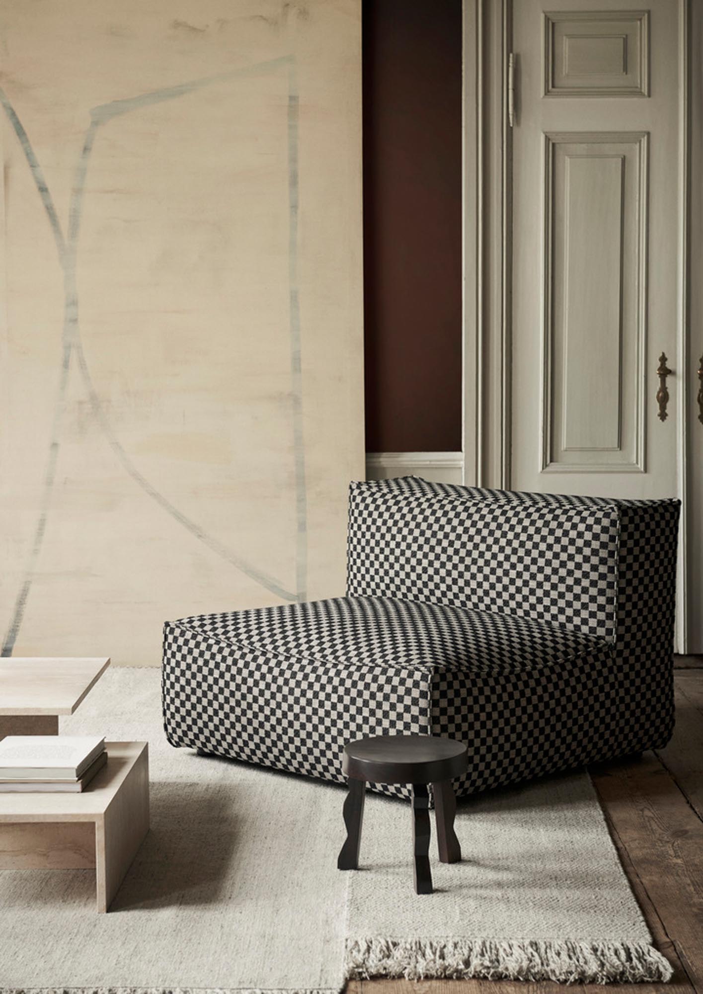 Faye Hocker von Ferm Living: Stilvolles Möbelstück aus FSC® zertifiziertem Mangoholz mit einzigartiger Maserung und vielseitigen Nutzungsmöglichkeiten.