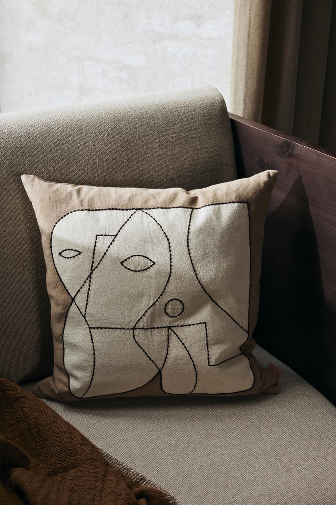 Figure Kissen in Dark Taupe/Off-white präsentiert im Onlineshop von KAQTU Design AG. Kissen ist von Ferm Living