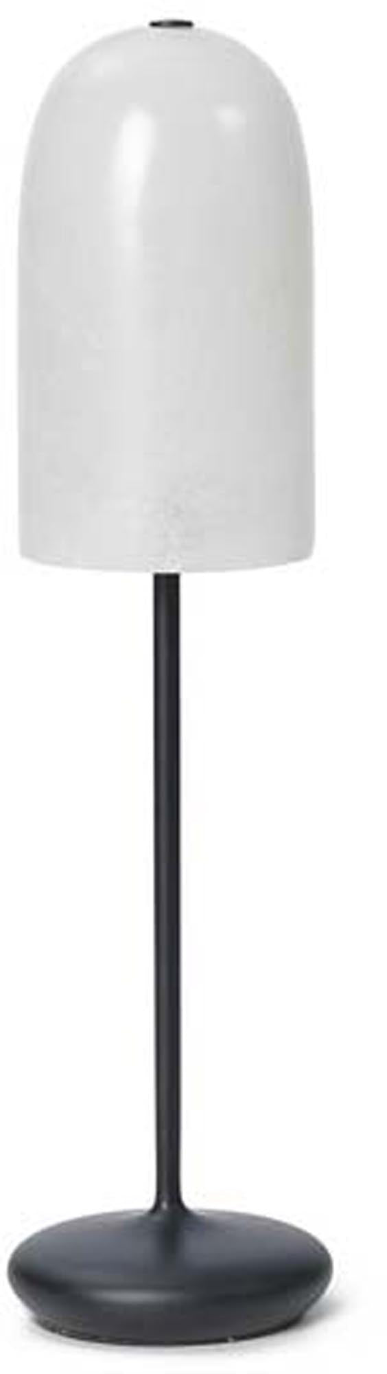 Die Gry-Tischleuchte von Ferm Living: Stilvolles Design aus Stahl und Glasfaser, mit Touch-Dimmer für perfekte Lichtstimmung.