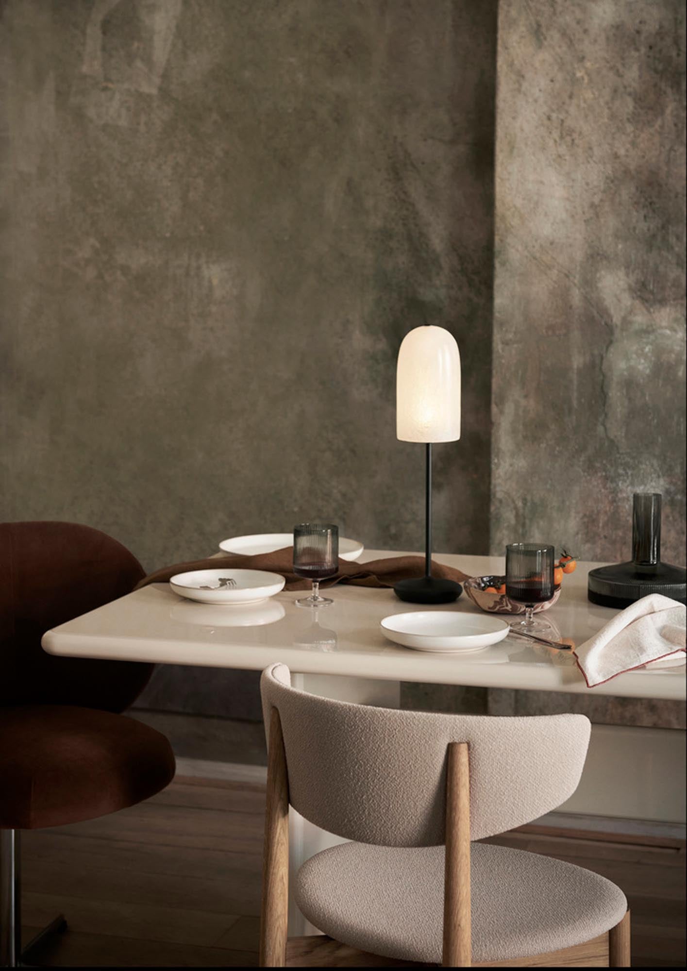 Elegante Gry Tischleuchte von Ferm Living für stilvolle Akzente.