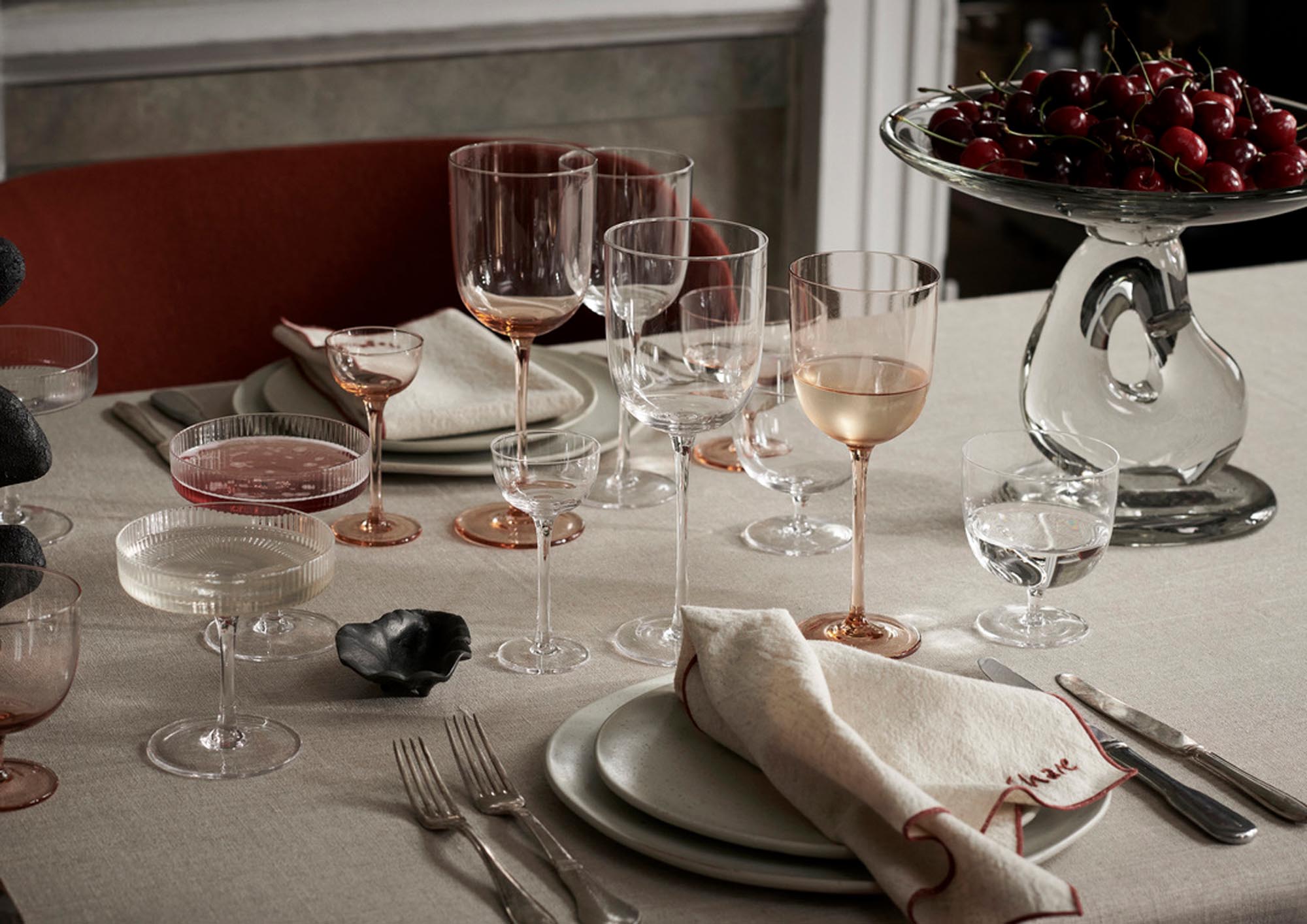 Hochwertige Host Liqueur Gläser im 4er Set von Ferm Living, ideal für besondere Anlässe und eine stilvolle Tischgestaltung.