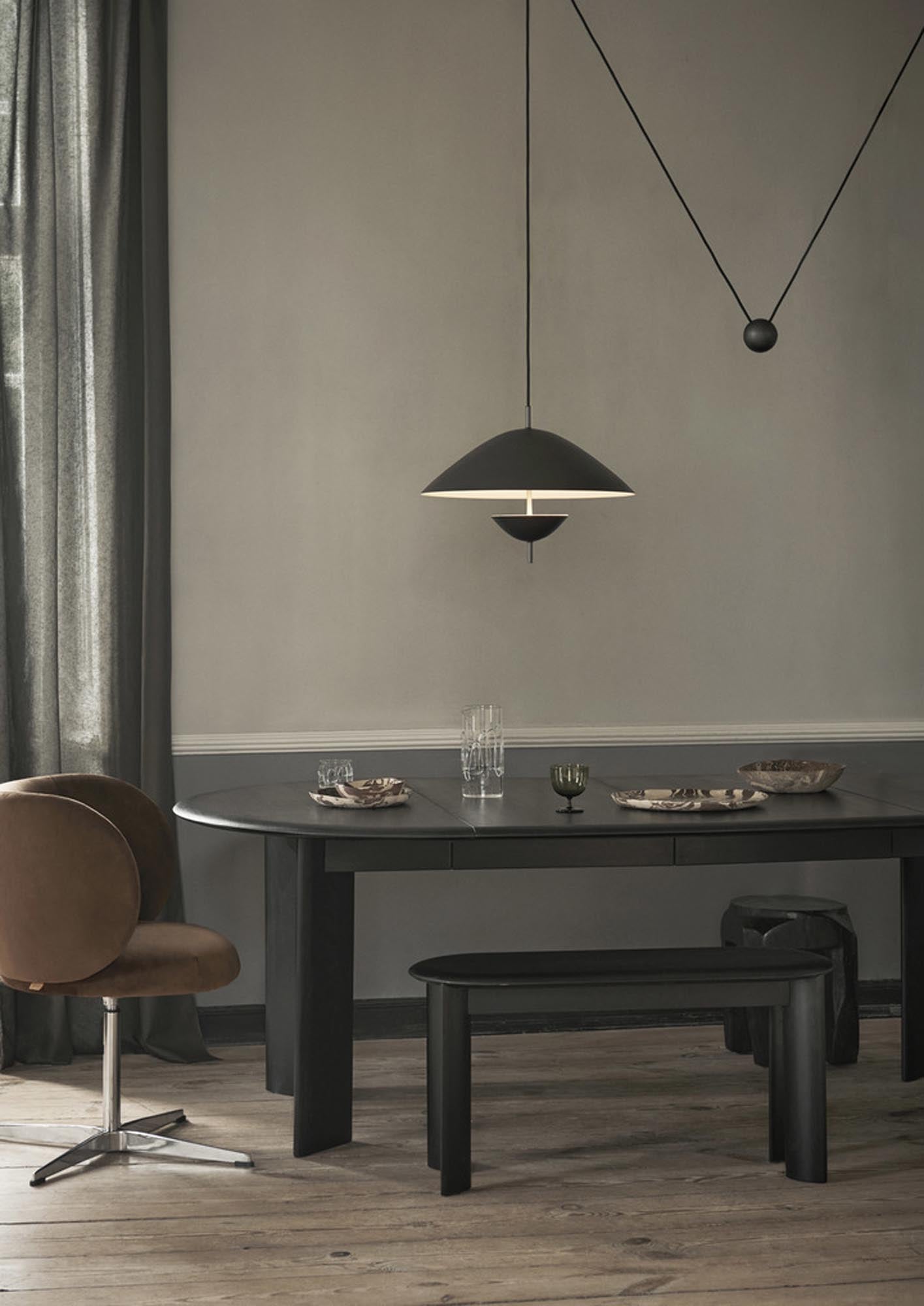Die Lod Pendelleuchte von Ferm Living kombiniert elegantes Design mit praktischer Beleuchtung. Hergestellt aus robustem Eisen, schafft sie eine warme Atmosphäre in jedem Raum.