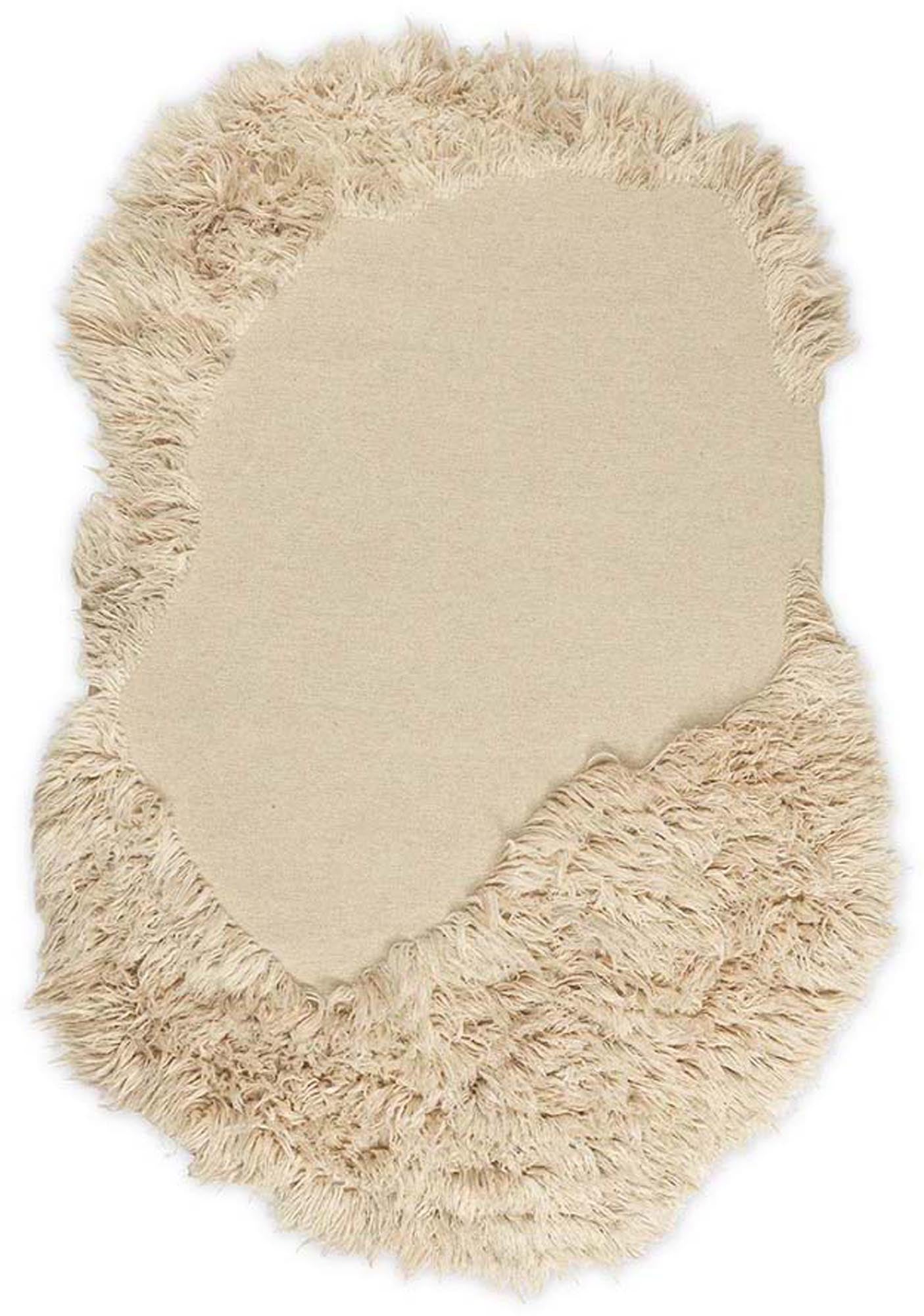 Entdecke den Norte-Teppich von Ferm Living: Ein Kunstwerk aus Wolle und Baumwolle, das nordische Eleganz und Gemütlichkeit in dein Zuhause bringt.