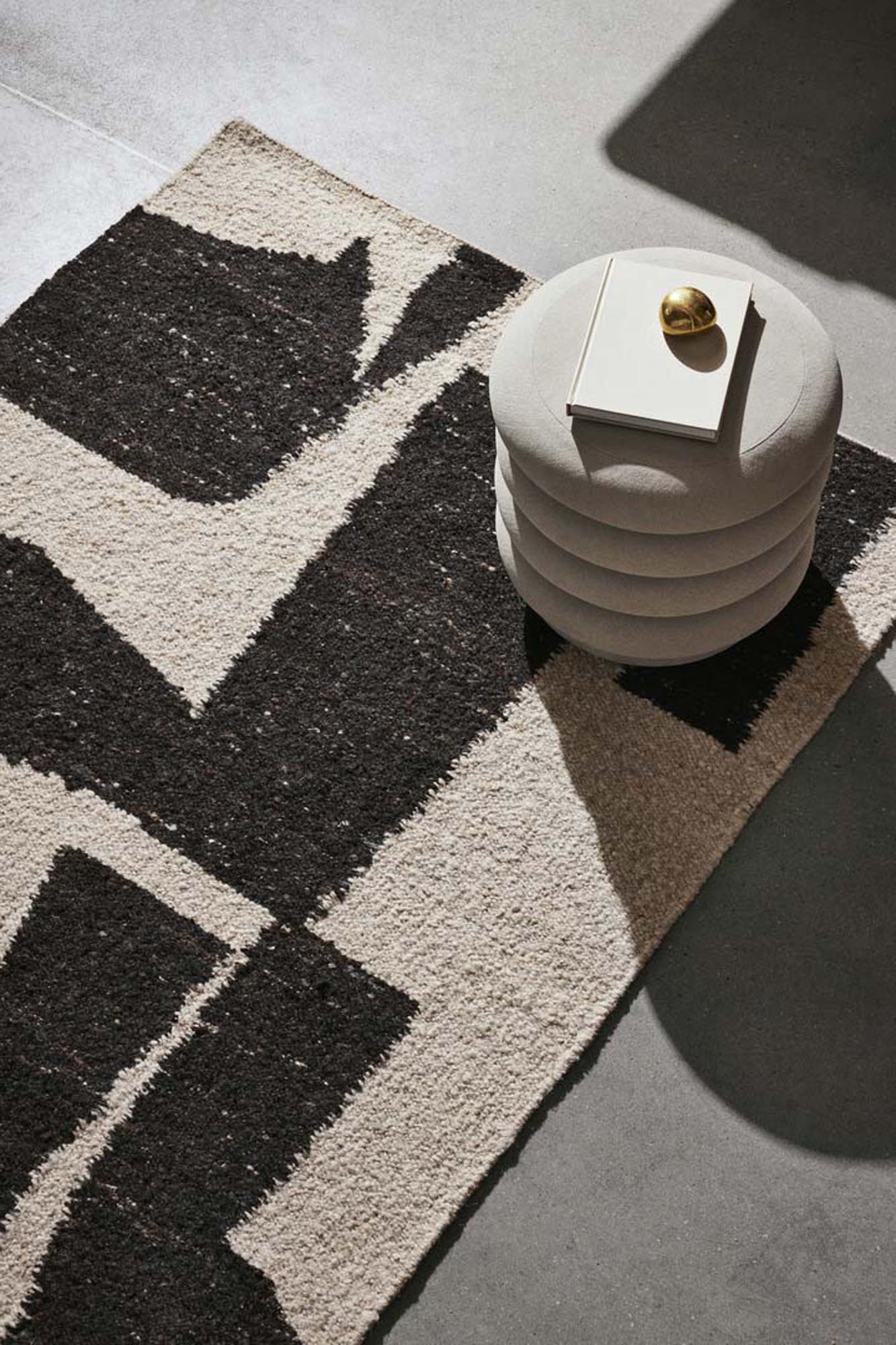 Kreativer Piece-Teppich von Ferm Living, aus 100% Neuseelandwolle, vereint Kunst und Funktionalität für ein stilvolles Zuhause.