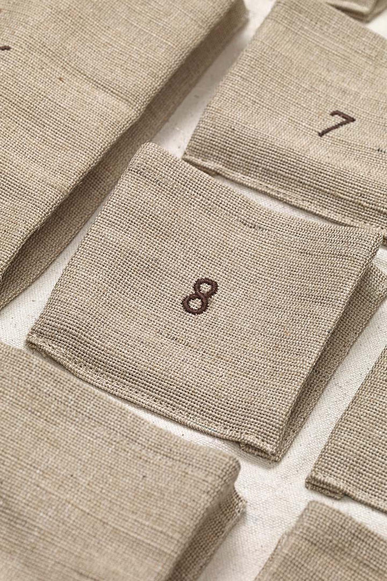 Entdecke den Pine Weihnachtskalender - Maxi von Ferm Living: stilvoll, umweltfreundlich und perfekt für die Adventszeit. 24 Taschen für Geschenke!