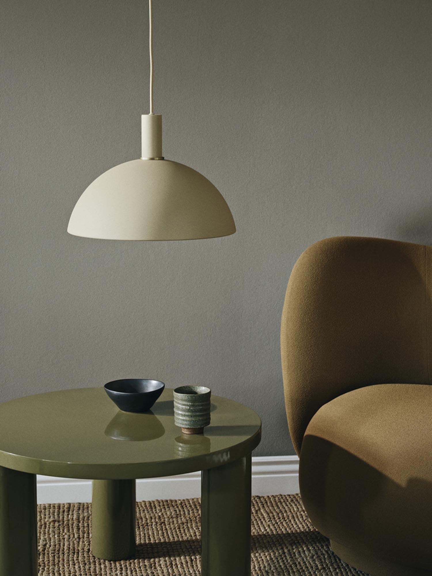 Elegante Serena Tasse in sanftem Grün von Ferm Living, ideal für stilvolles Trinken und dekorative Akzente in jedem Zuhause.