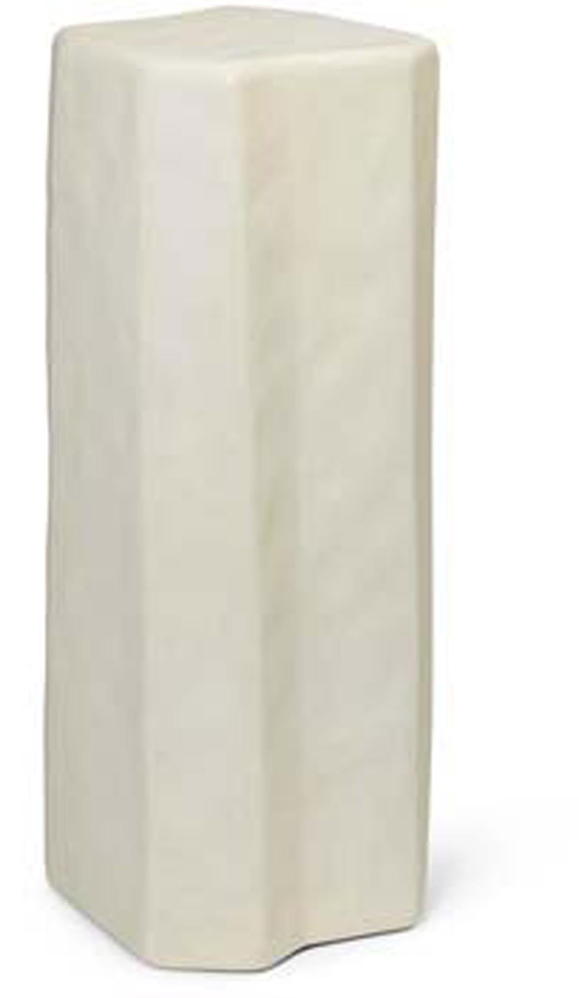 Entdecken Sie den Staffa Sockel von Ferm Living – ein vielseitiger Beistelltisch aus glasfaserverstärktem Beton, inspiriert von der Natur.