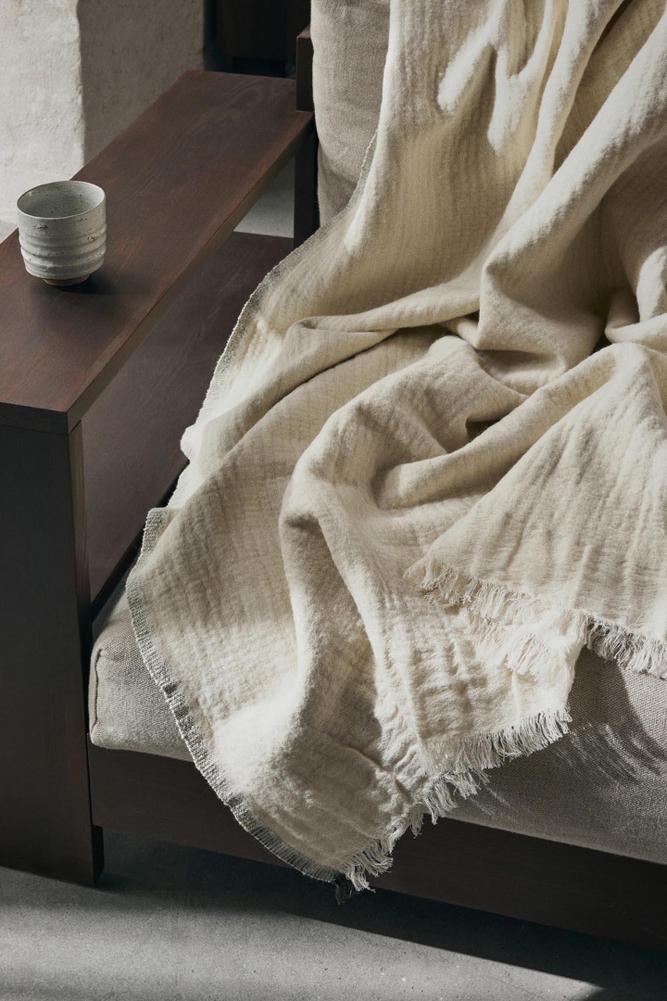 Die Weaver Throw Decke von Ferm Living vereint Stil und Komfort. Handgewebt aus natürlichen Materialien, sorgt sie für eine gemütliche Atmosphäre.