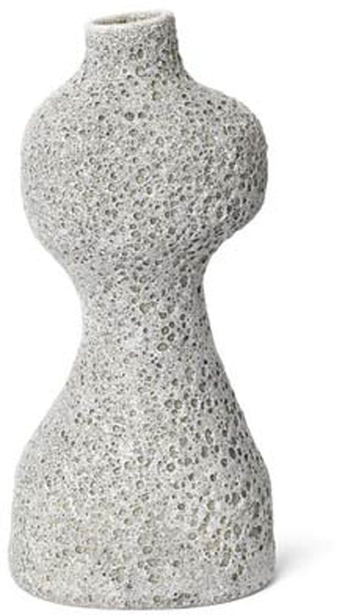 Entdecken Sie die Yara Vase Medium von Ferm Living – ein modernes Design aus Steingut, inspiriert von der Kykladenkultur. Ideal für Blumenarrangements!