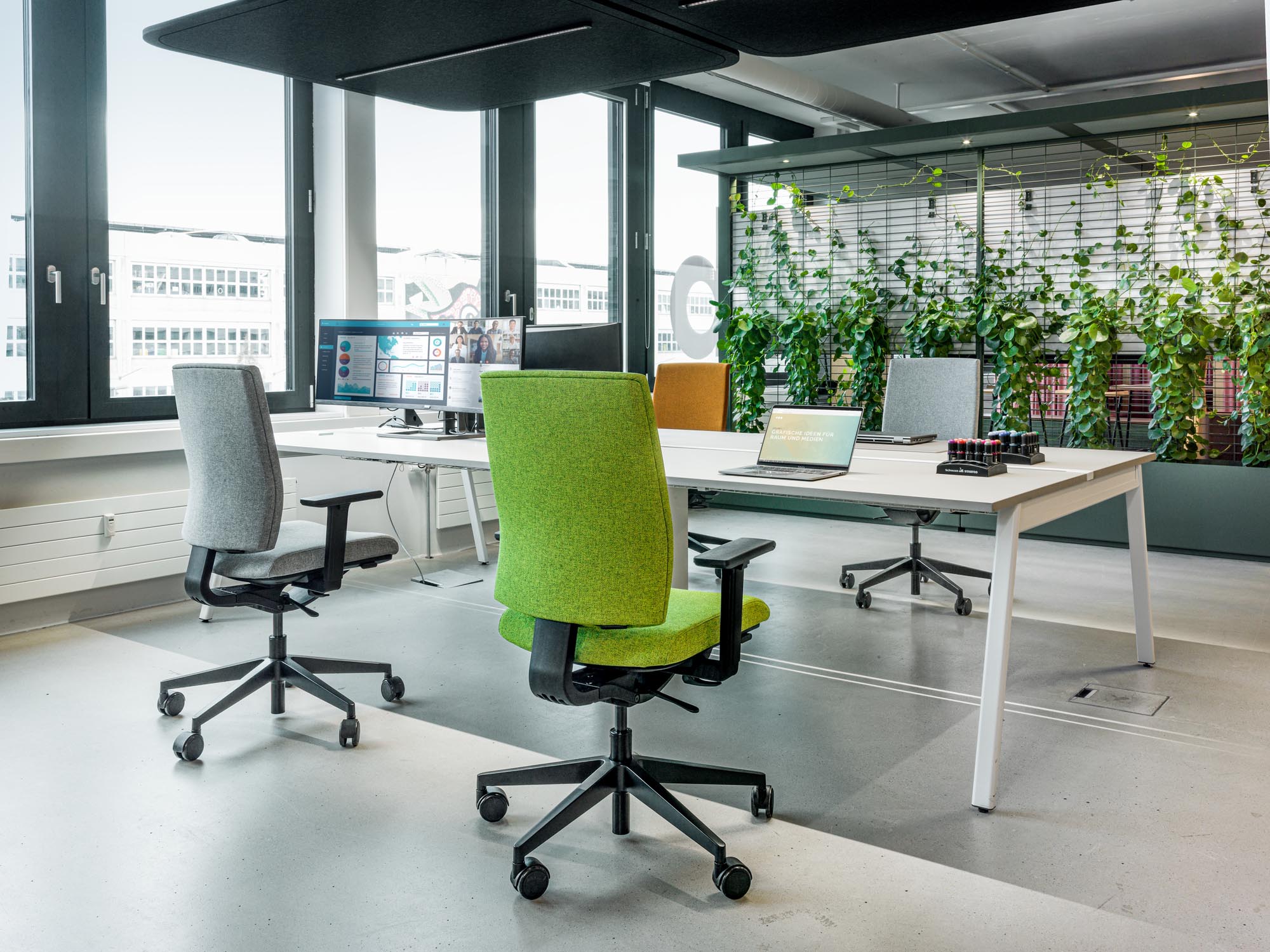 Kyra Flex von Girsberger: Ergonomischer Bürostuhl mit individueller Anpassung, innovativer Synchronmechanik und modernem Design für höchsten Komfort.