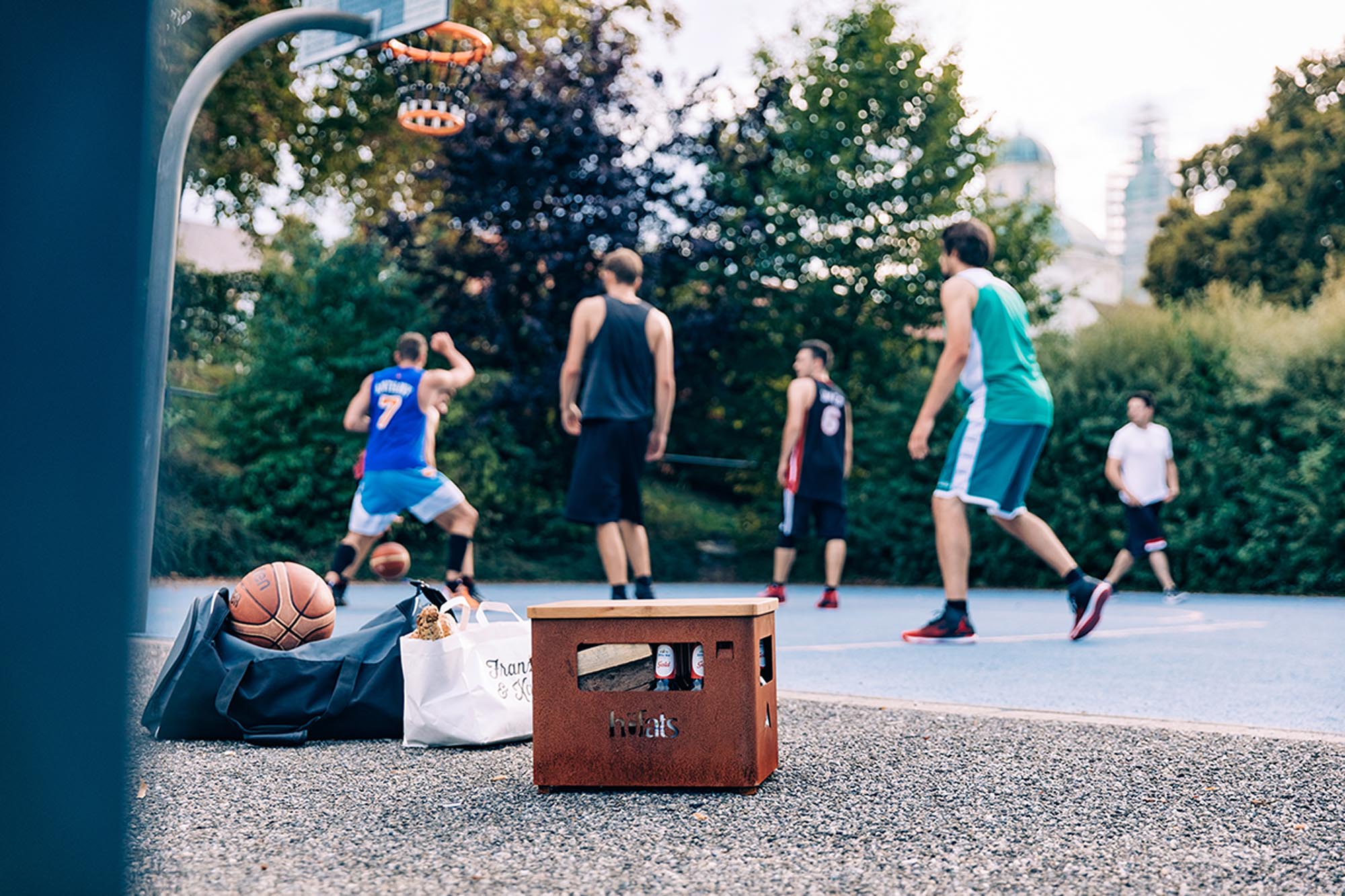 Entdecke die BEER BOX – ein innovativer Feuerkorb aus Corten-Stahl, der als Getränkekiste beginnt und zum Grill oder Hocker wird. Ideal für gesellige Abende!
