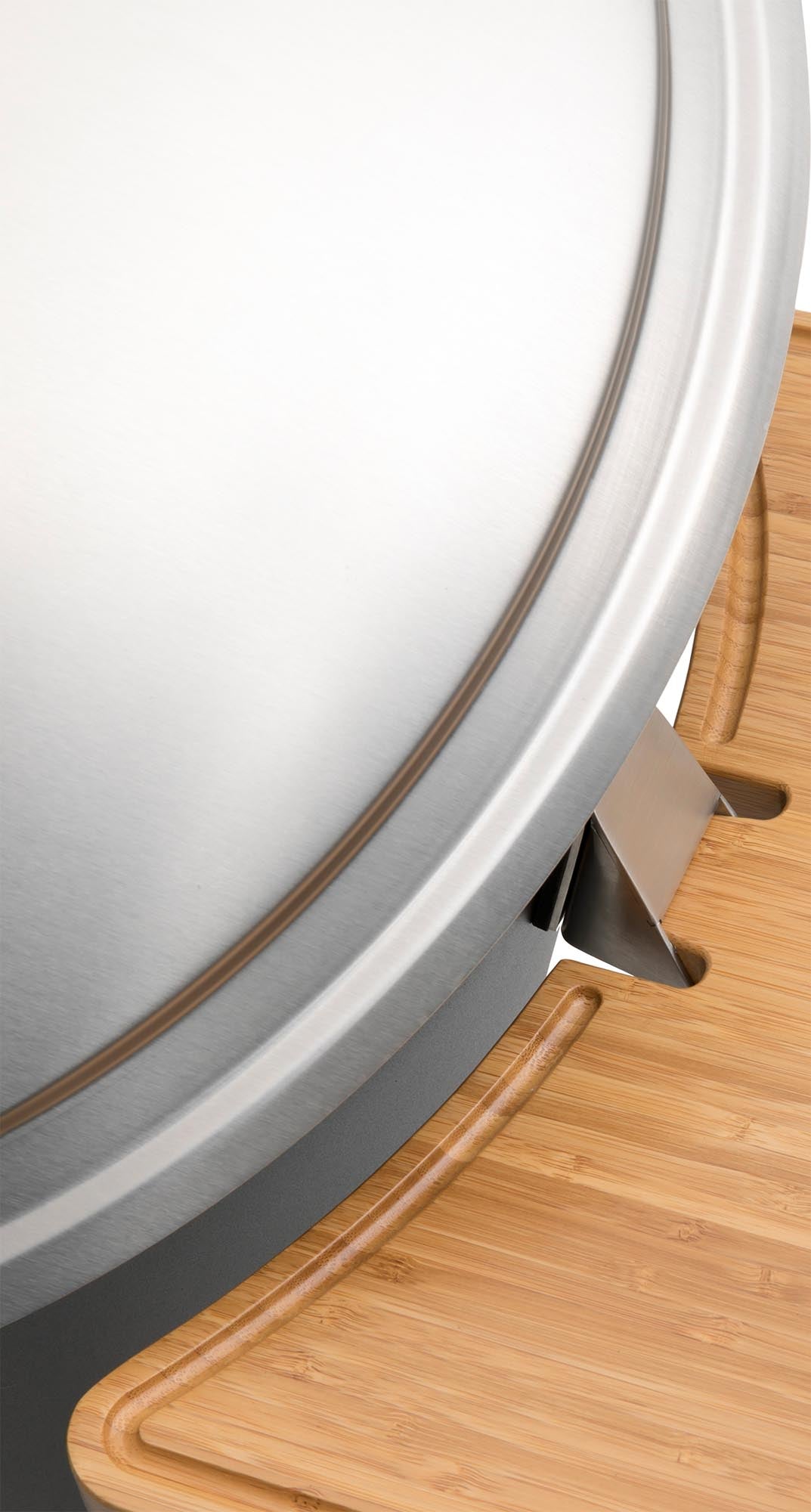 Praktisches CONE Ablagebrett aus robustem Bambus, ideal für Grillgut und Getränke, einfach am Grill zu befestigen.