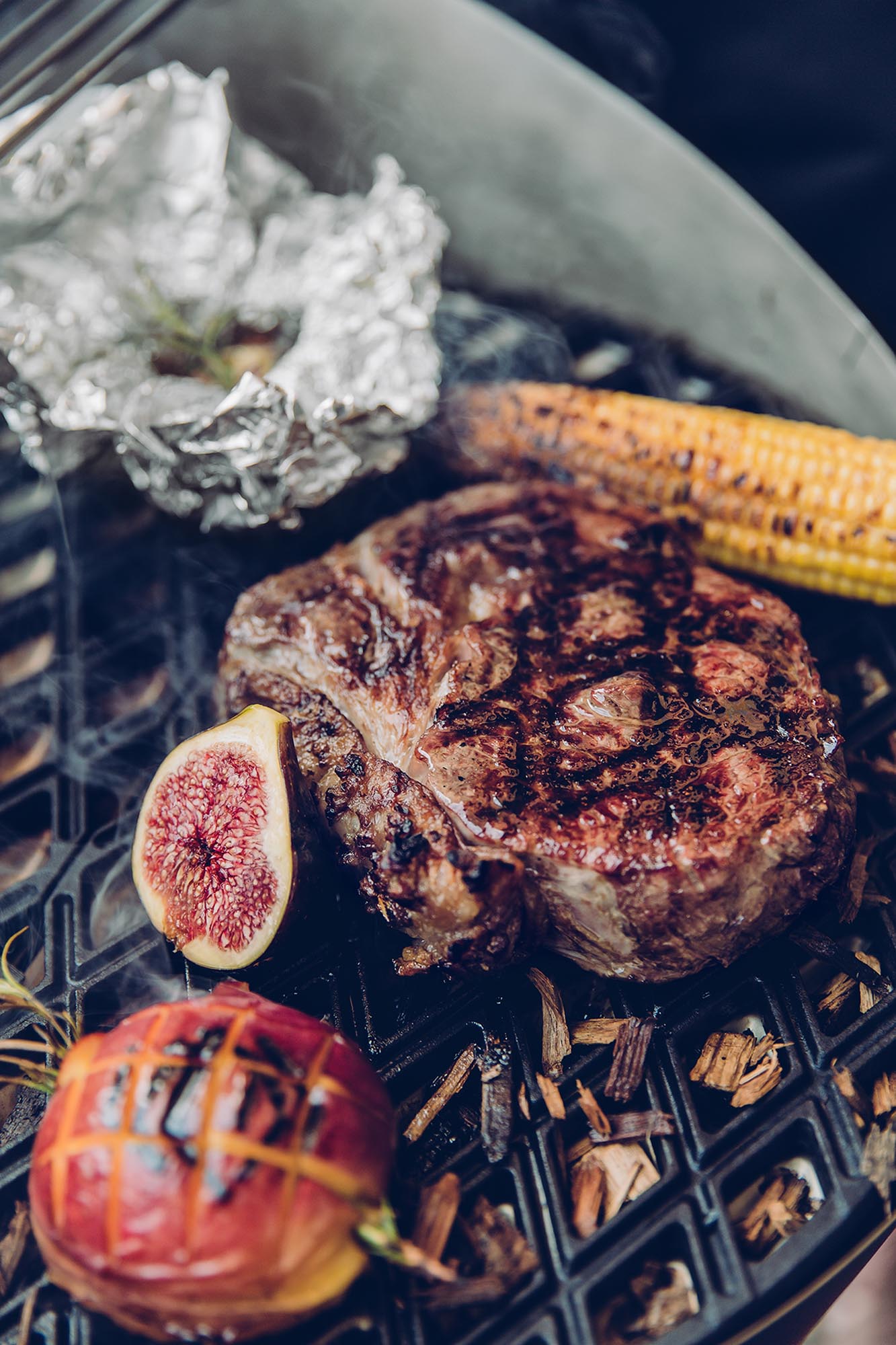 Erlebe mit dem CONE Gussrost von Höfats unvergleichliche Grillresultate und ein stilvolles BBQ-Erlebnis.