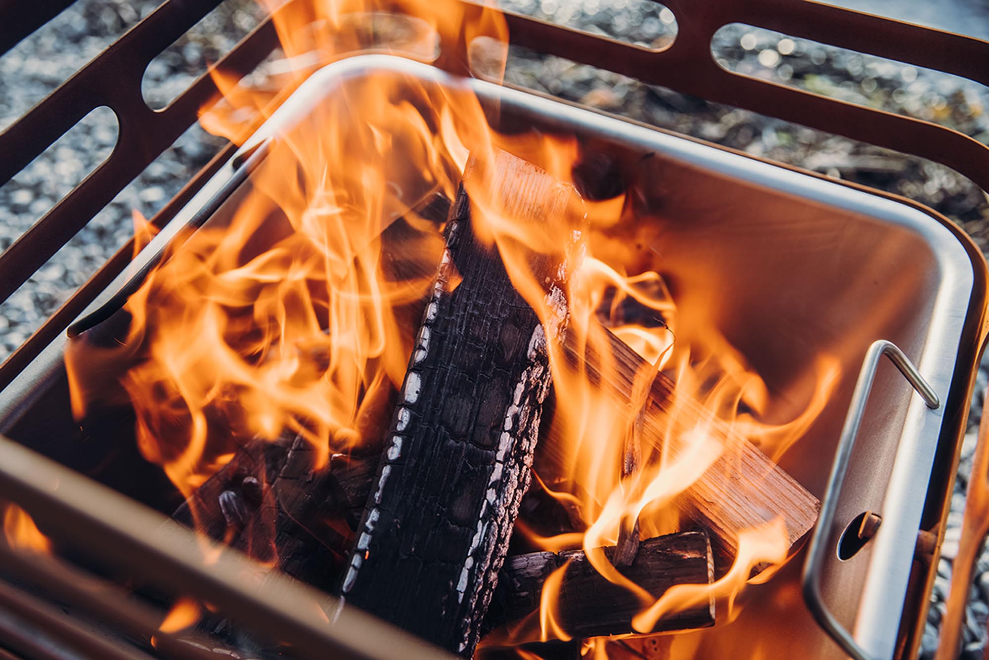 CUBE Feuerkorb von Höfats: Ein stilvolles Design-Highlight für Garten und Balkon, ideal zum Grillen und Entspannen unter freiem Himmel.