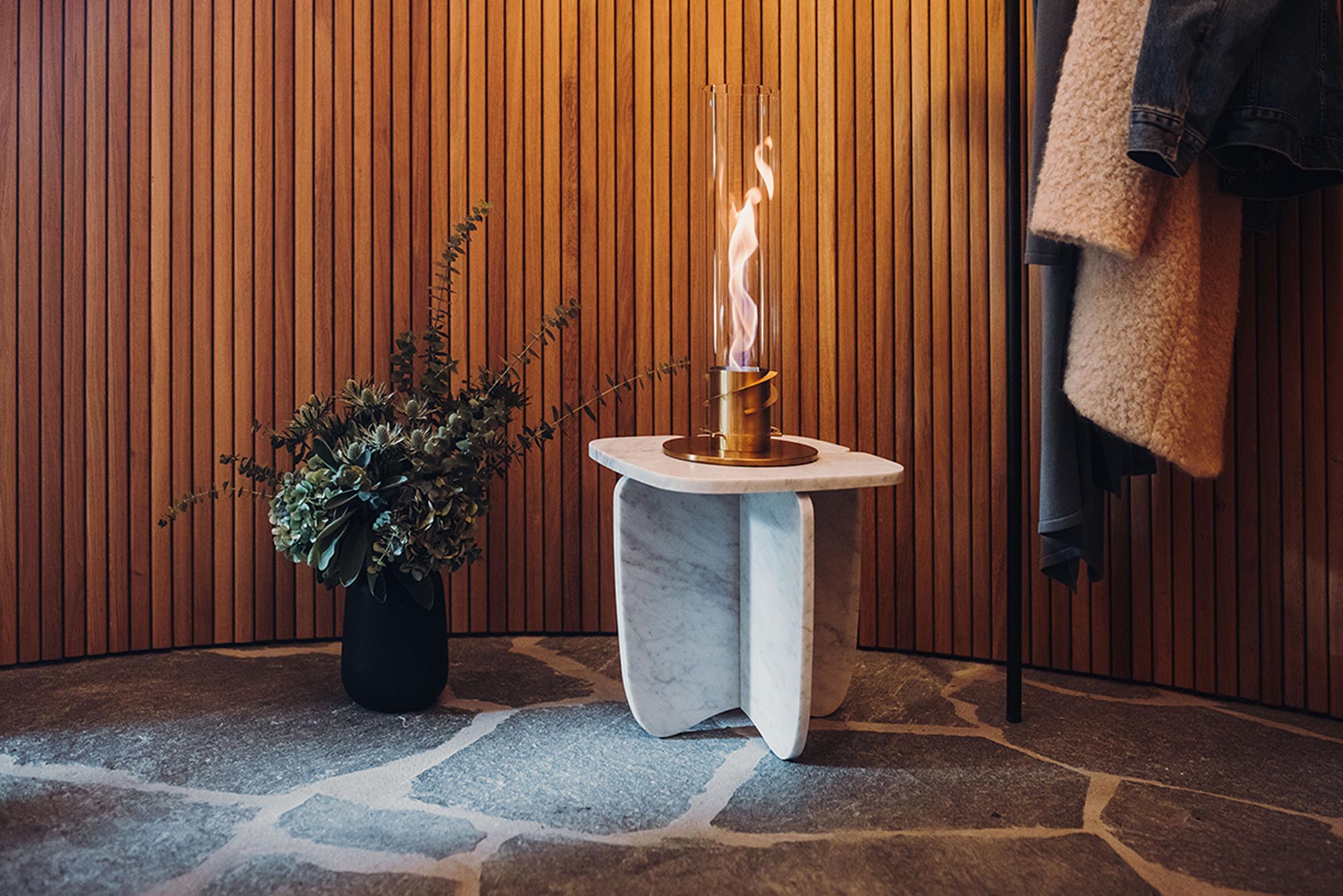 SPIN von Höfats: Das vielseitige Tischfeuer für gemütliche Abende, das überall für eine einladende Atmosphäre sorgt.