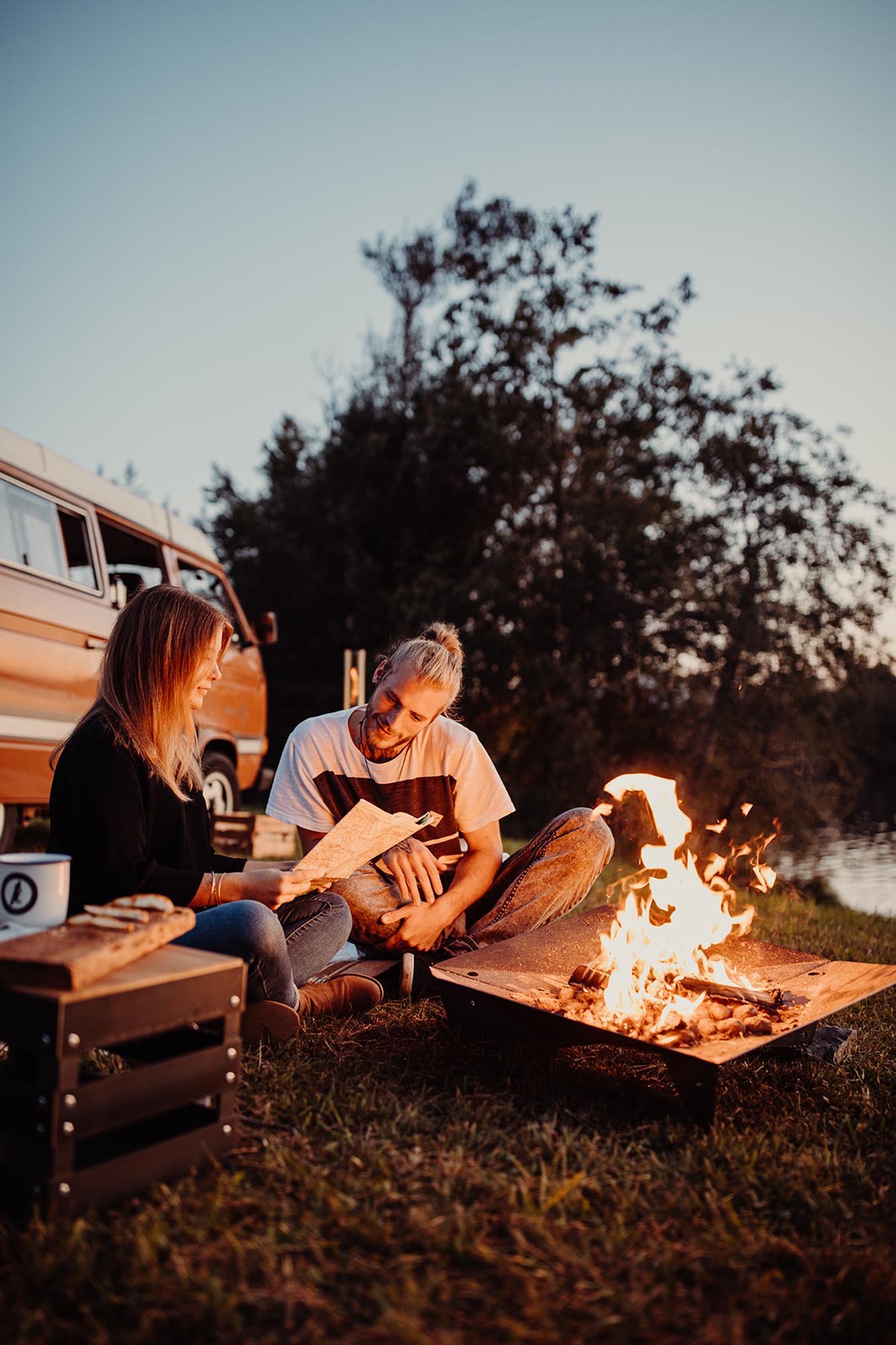 Entdecke die TRIPLE 90 Feuerschale aus Cortenstahl – die perfekte Kombination aus modernem Design und funktionaler Vielseitigkeit für unvergessliche Abende im Freien.