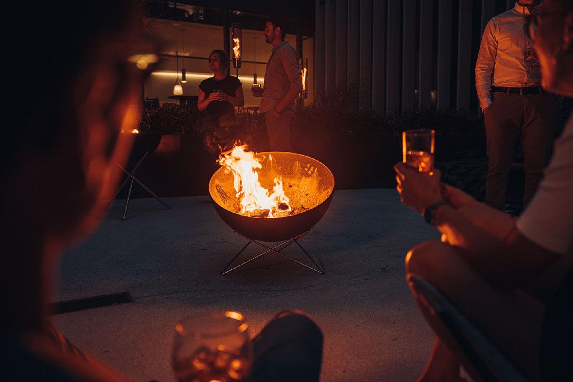 Elegante Feuerschale BOWL 70 mit einzigartigem Sternfuss-Design.