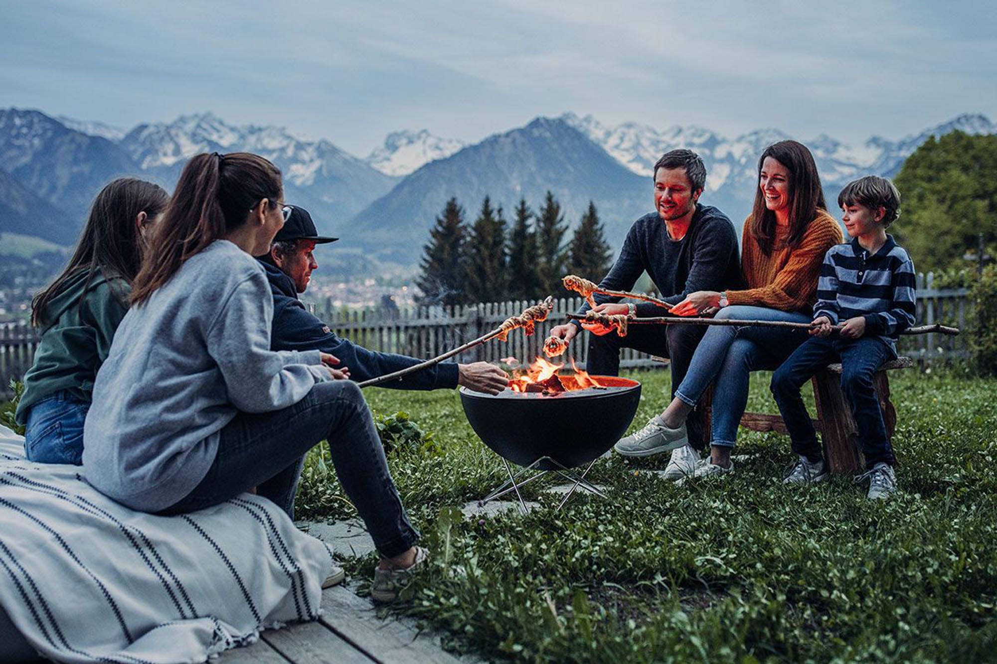 Entdecken Sie das BOWL 57 Feuerset flex von Höfats – Ihr idealer Begleiter für gemütliche Abende im Freien.