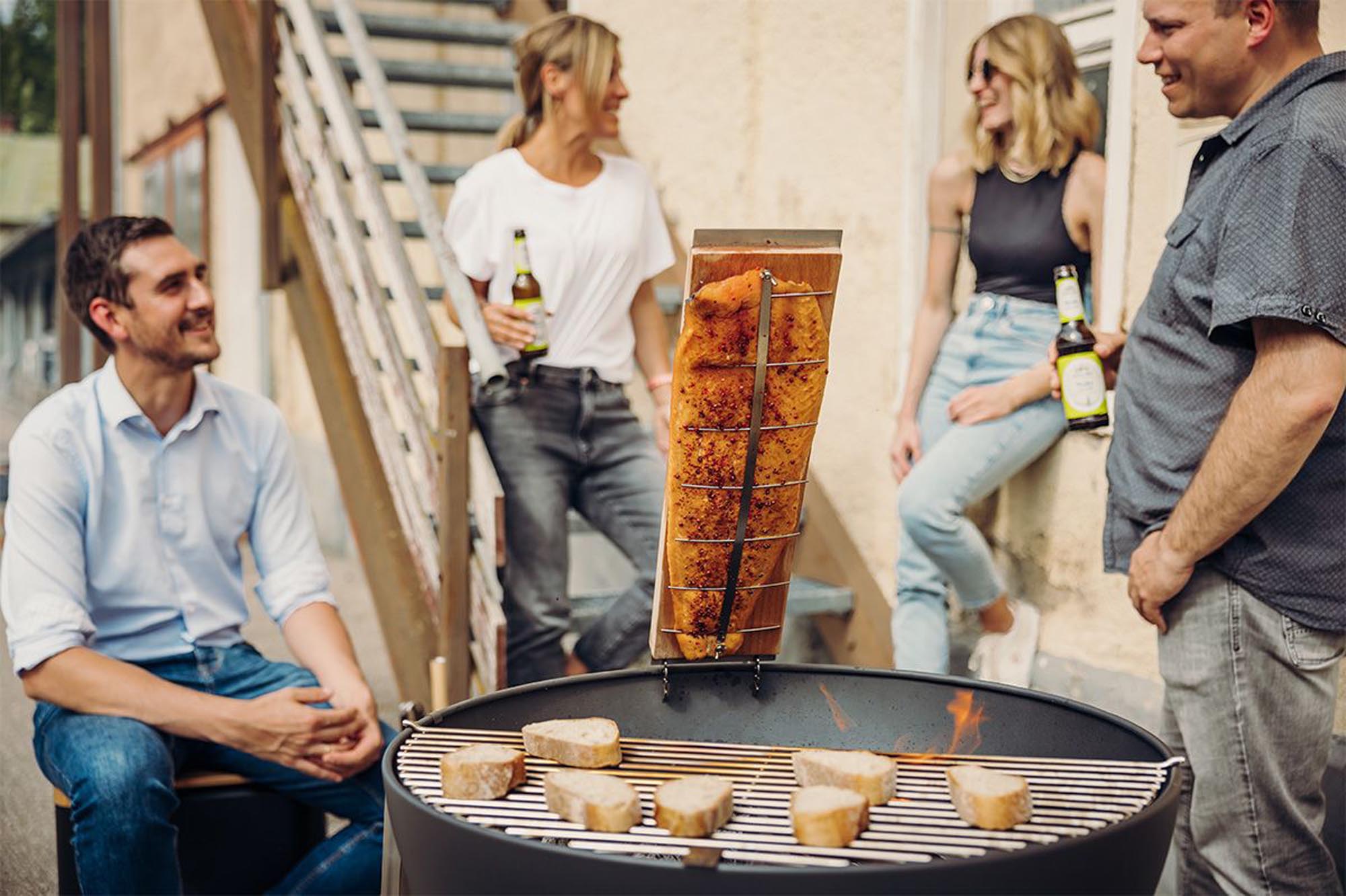 Erleben Sie rustikalen Lachsgenuss mit dem Höfats Flammlachsbrett.