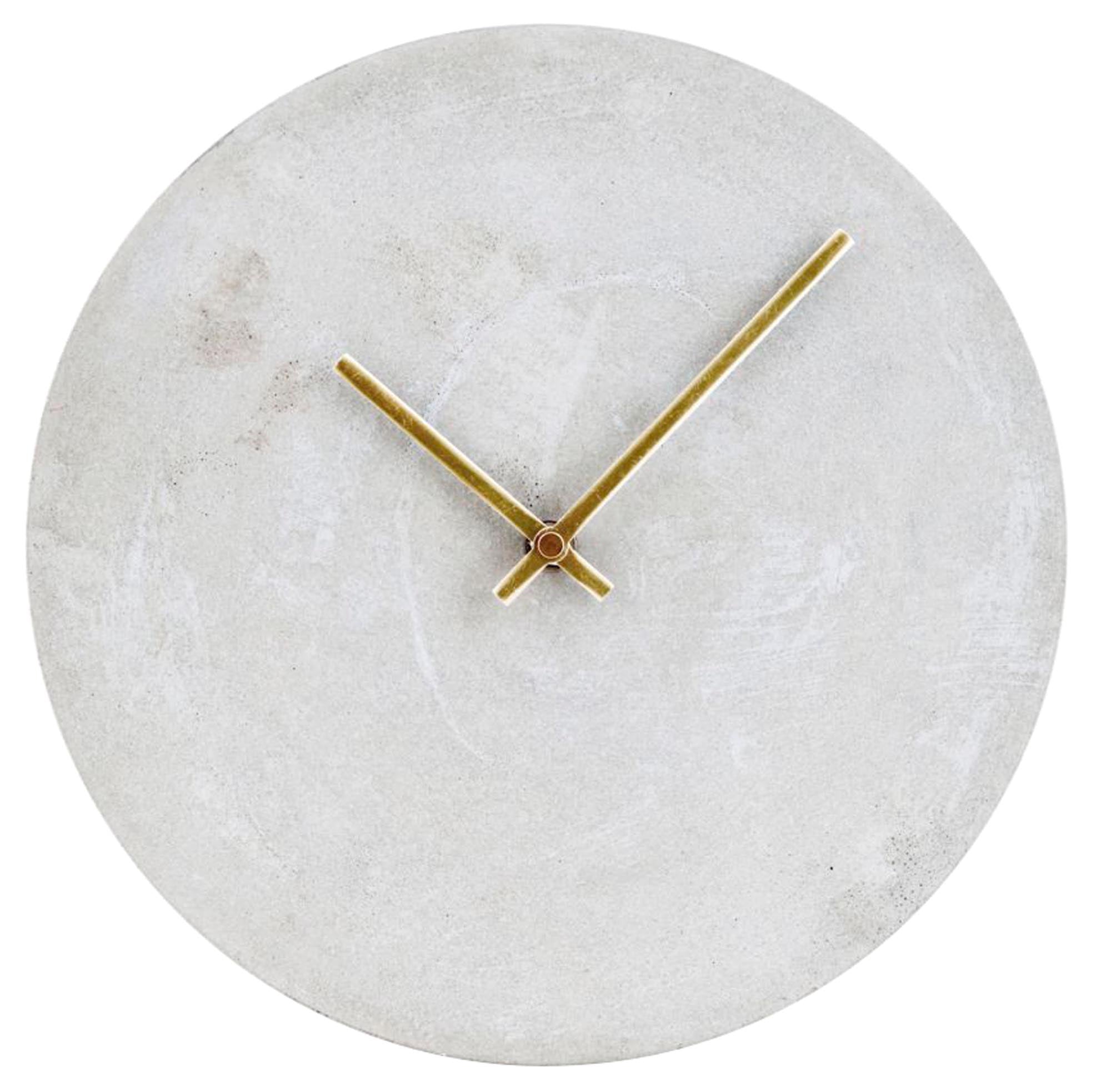 Minimalistische Wanduhr aus Beton mit Messingzeigern, 28 cm Durchmesser. Perfekt für Wohnzimmer oder Küche.