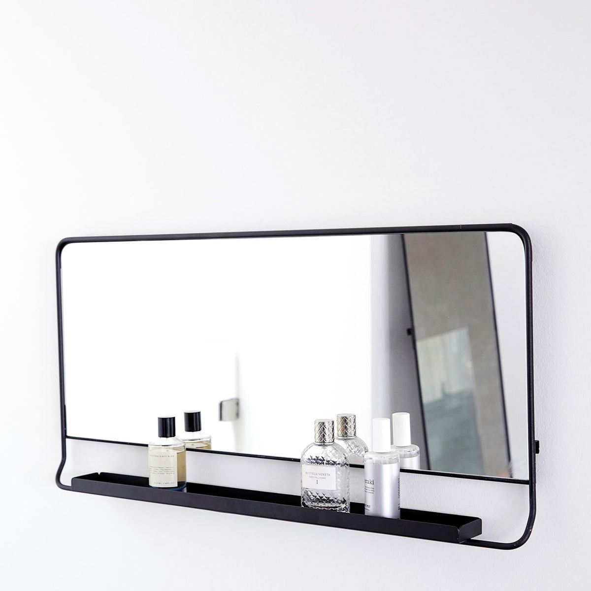 Spiegel mit Ablage, Chic in Schwarz präsentiert im Onlineshop von KAQTU Design AG. Wandspiegel ist von House Doctor