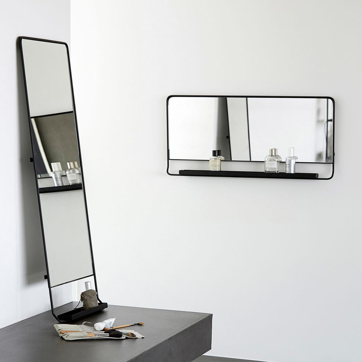 Spiegel mit Ablage, Chic in Schwarz präsentiert im Onlineshop von KAQTU Design AG. Wandspiegel ist von House Doctor
