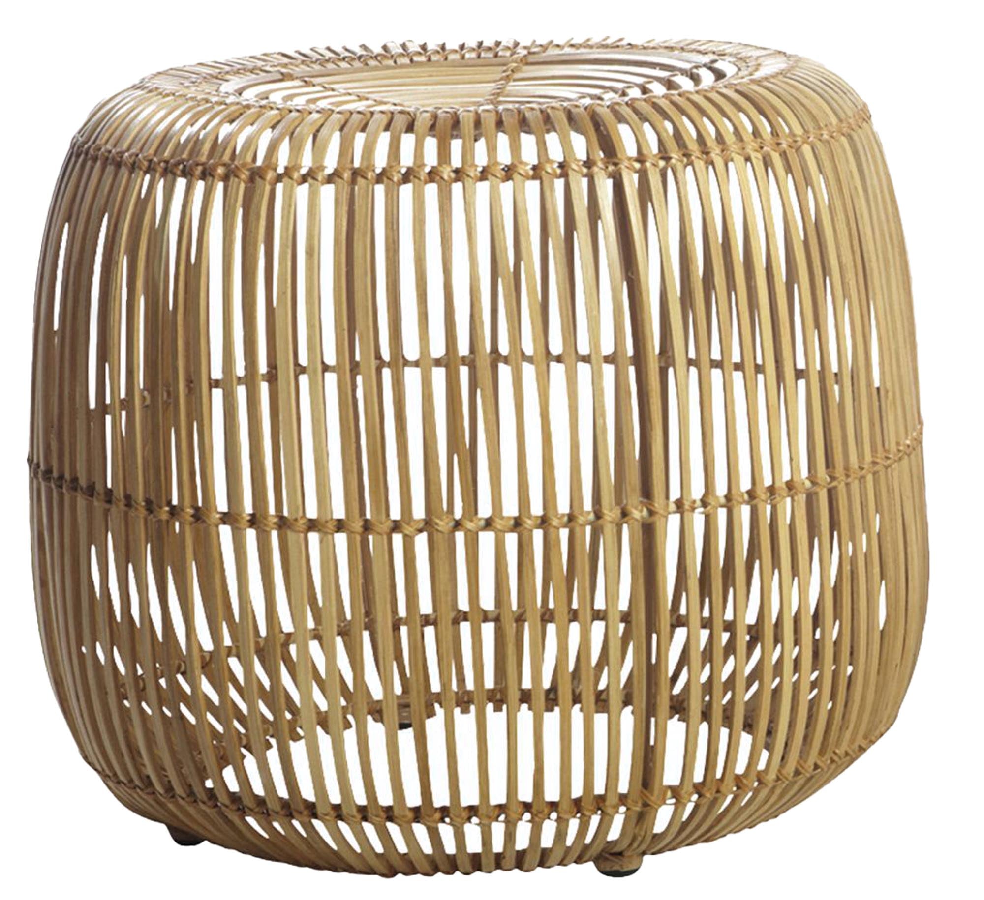 Entdecken Sie den modernen Hocker von House Doctor aus Rattan und Eisen. Schlichtes Design, vielseitig einsetzbar und bis 120 kg belastbar.