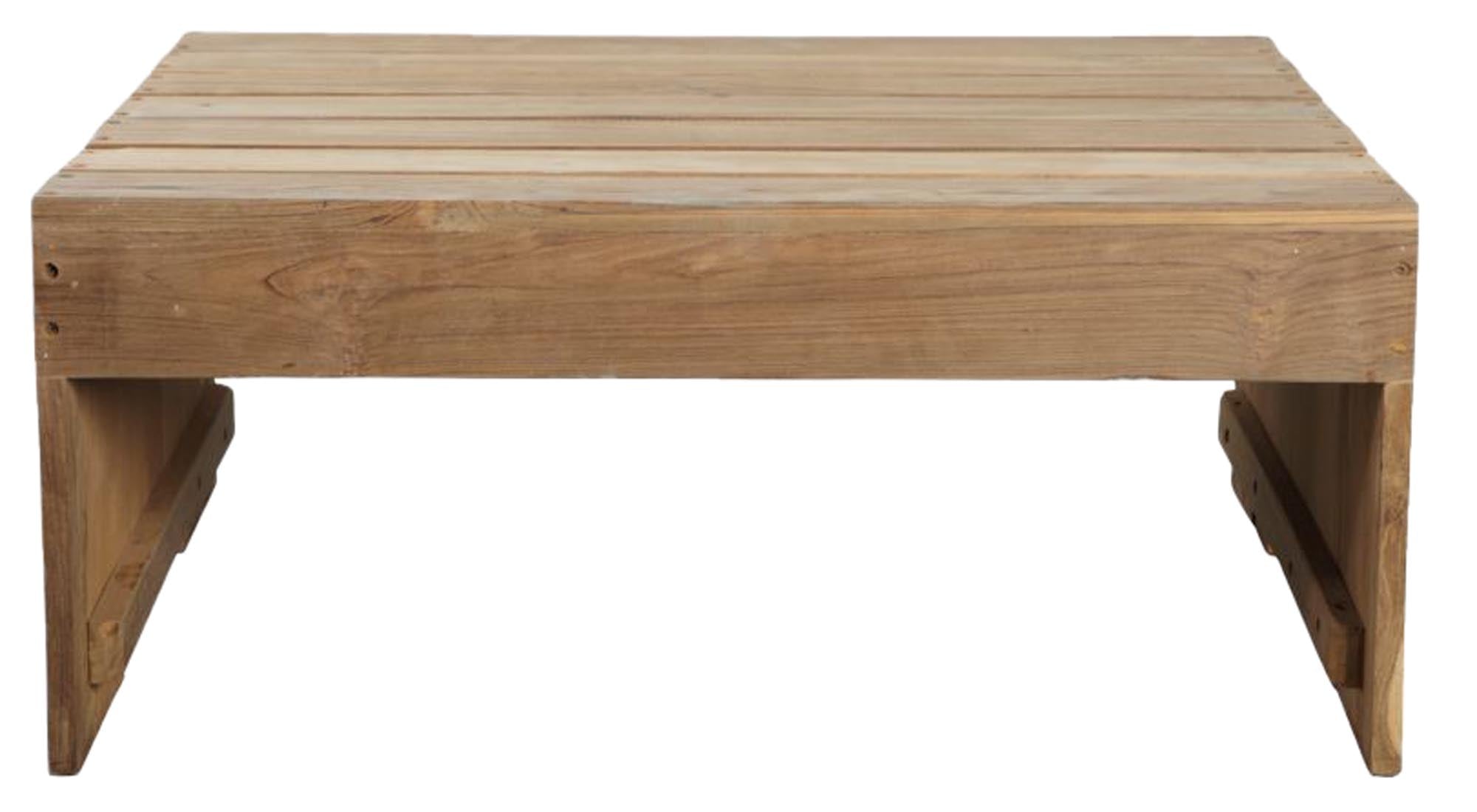 Der Woodie Tisch von House Doctor aus Teakholz schafft eine stilvolle Lounge-Atmosphäre im Garten. Ideal für entspannte Stunden.