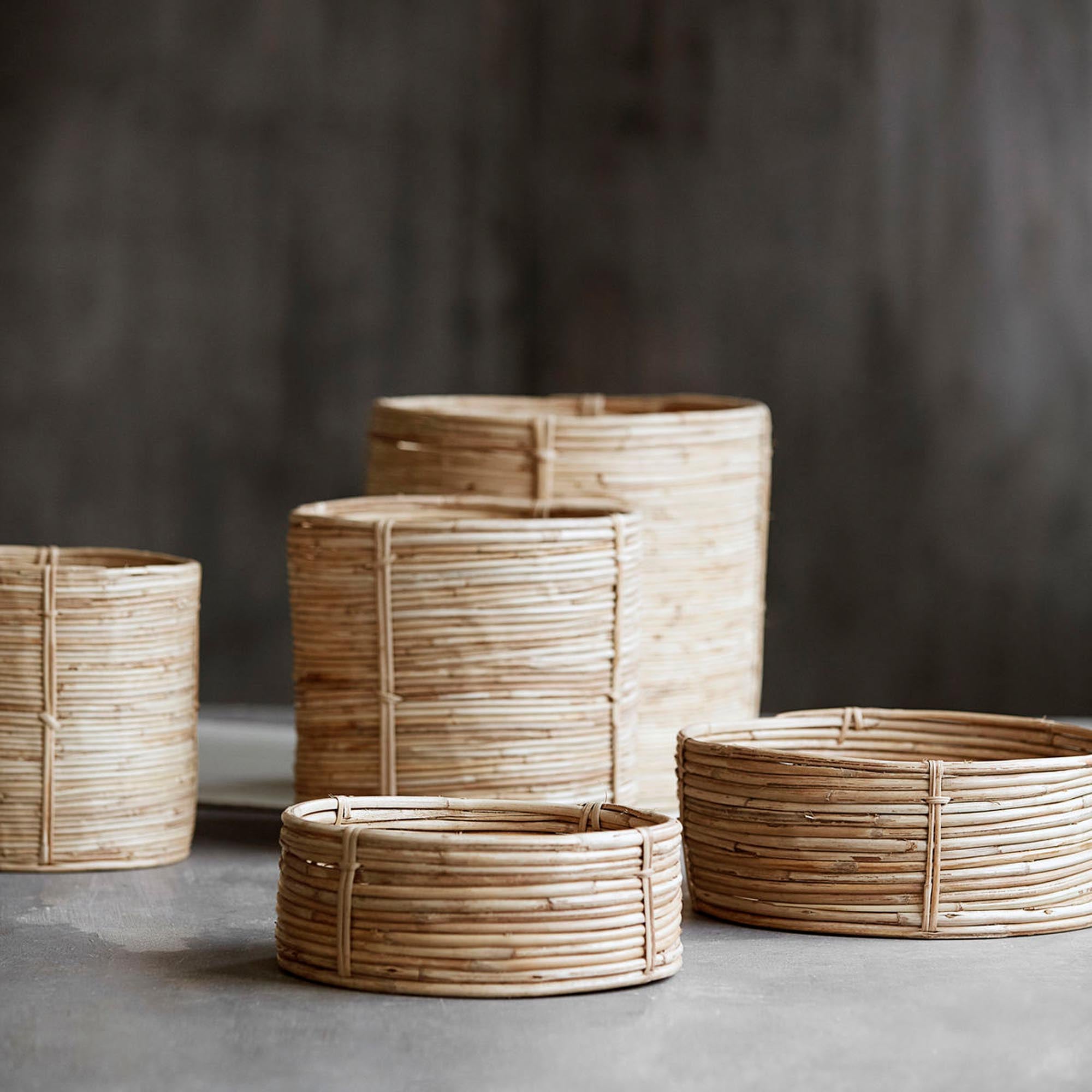 Korb Chaka von House Doctor: Natürliche Rattan-Körbe, die Sommer, Gemütlichkeit und vielseitige Aufbewahrung bieten.