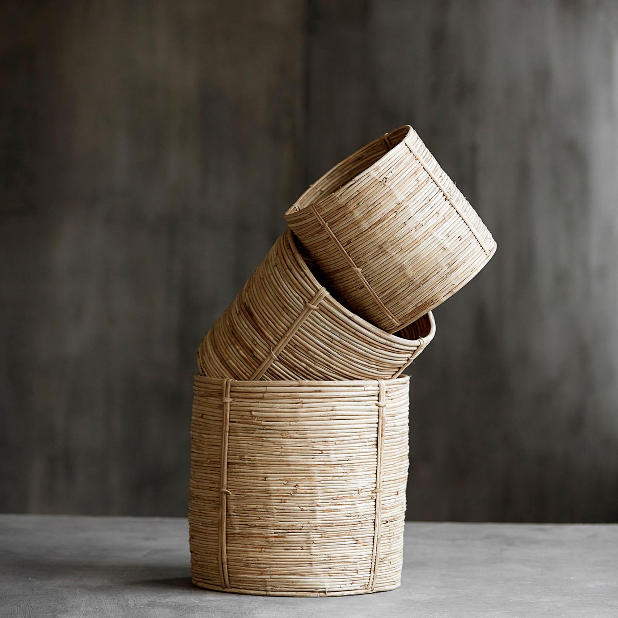 Entdecken Sie den Chaka Korb von House Doctor – ein stilvolles Set aus Rattan und Bambus, ideal für natürliche Aufbewahrungslösungen.