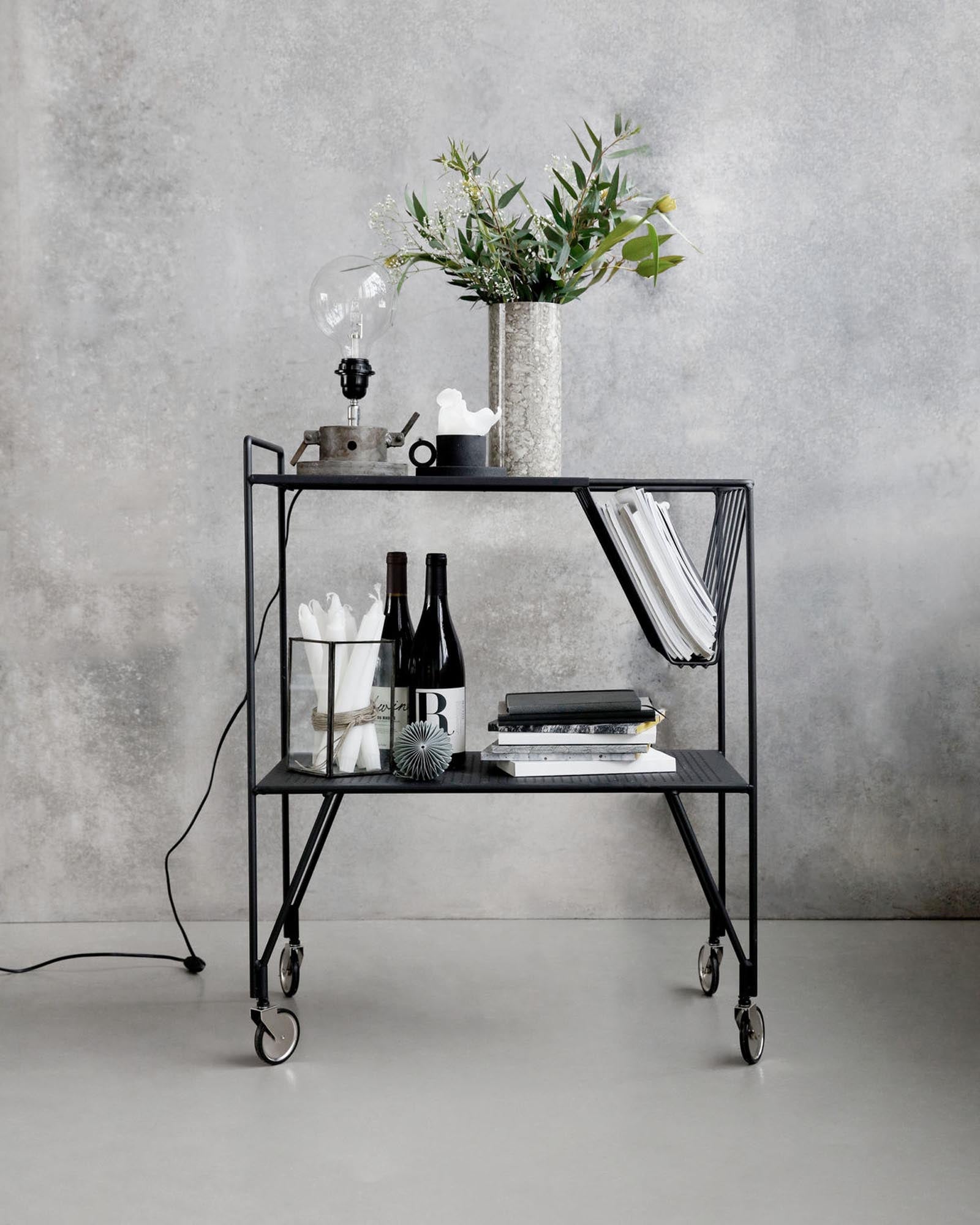 Der elegante Use-Trolley von House Doctor aus robustem schwarzem Stahl ist vielseitig einsetzbar – perfekt für Cocktails, Bücher oder Badezimmerutensilien.