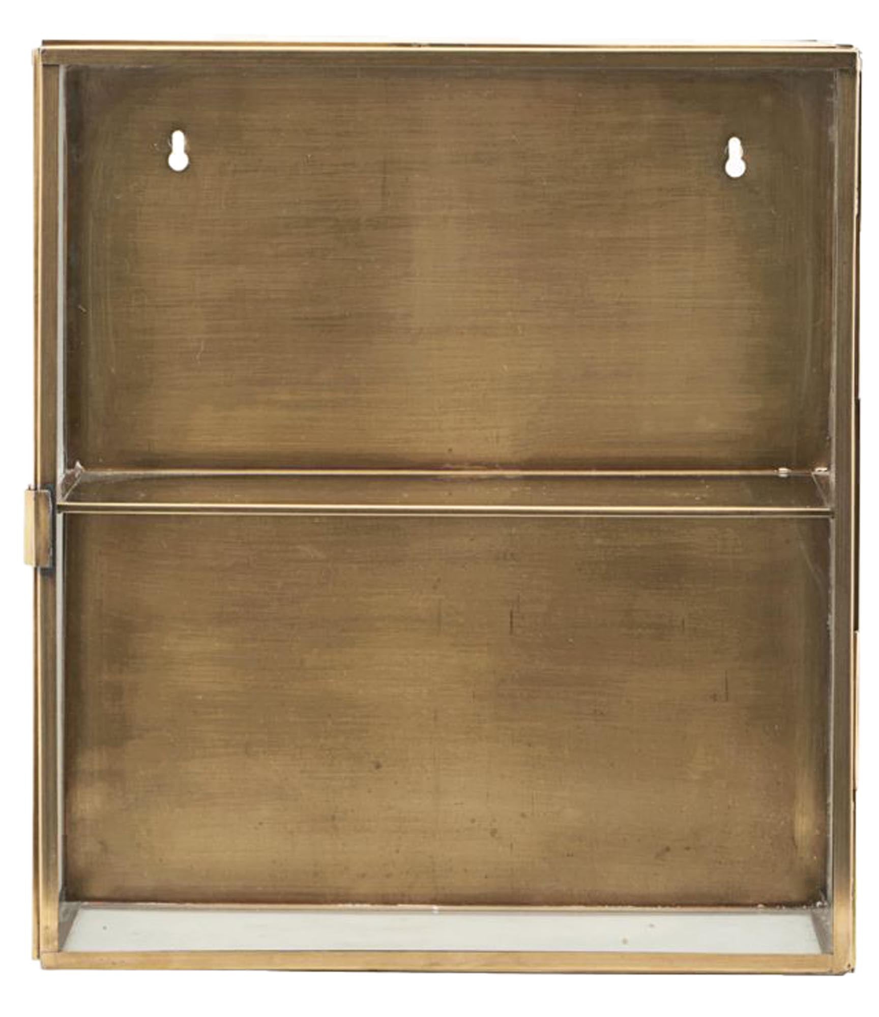 Entdecken Sie den Wandschrank Glass von House Doctor aus Glas und Messing. Ideal zur Präsentation Ihrer Lieblingsgegenstände und als stilvoller Blickfang.