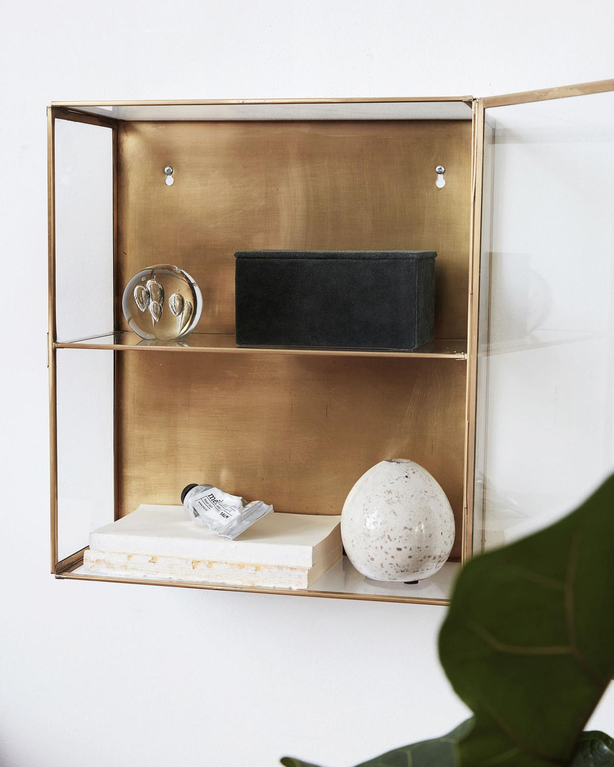 Wandschrank Glass in Messing präsentiert im Onlineshop von KAQTU Design AG. Wandschrank ist von House Doctor