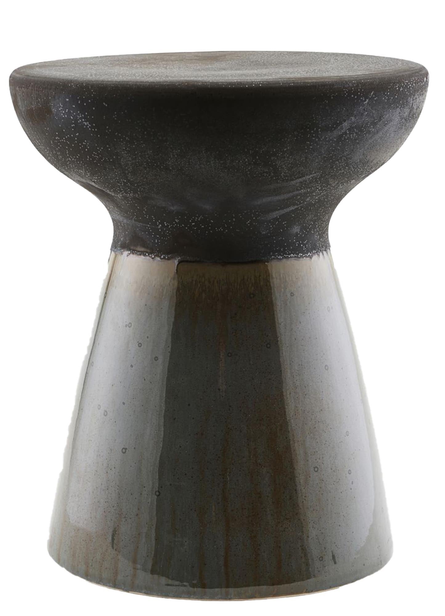 Entdecken Sie den Hocker Pablo von House Doctor – ein stilvoller, schwarz gesprenkelter Fayence-Hocker, ideal als Sitzgelegenheit oder Beistelltisch. Max. 120 kg.