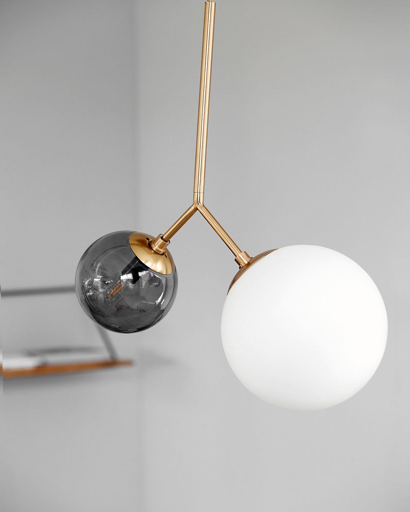 Elegante Pendelleuchte Twice von House Doctor in stilvollem Grau, ideal für moderne Wohnräume und stimmungsvolle Beleuchtung.