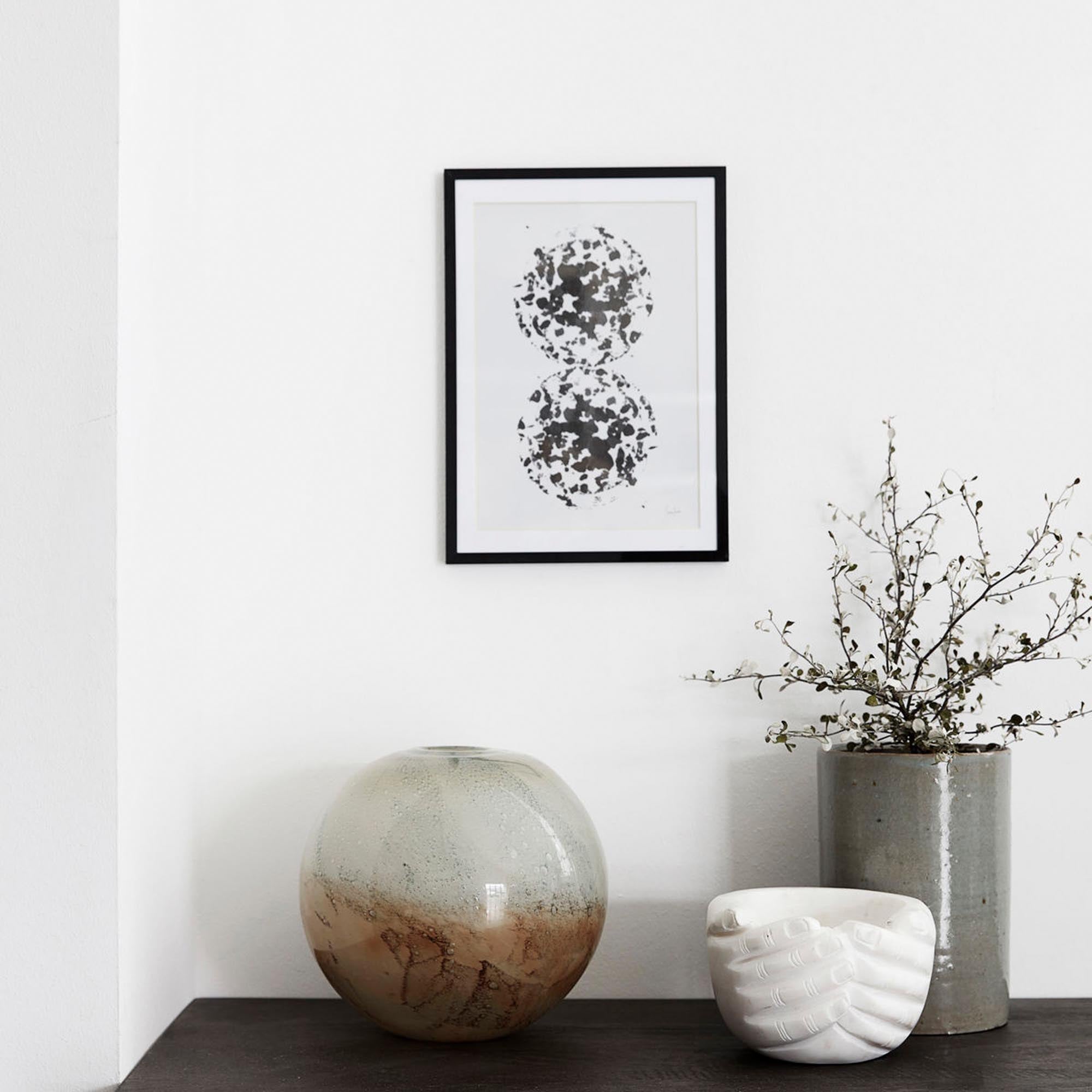 Entdecken Sie die einzigartige Marmor-Schale "Hands" von House Doctor, die mit ihrem besonderen Design und der warmen Farbgebung Ihr Zuhause stilvoll bereichert.