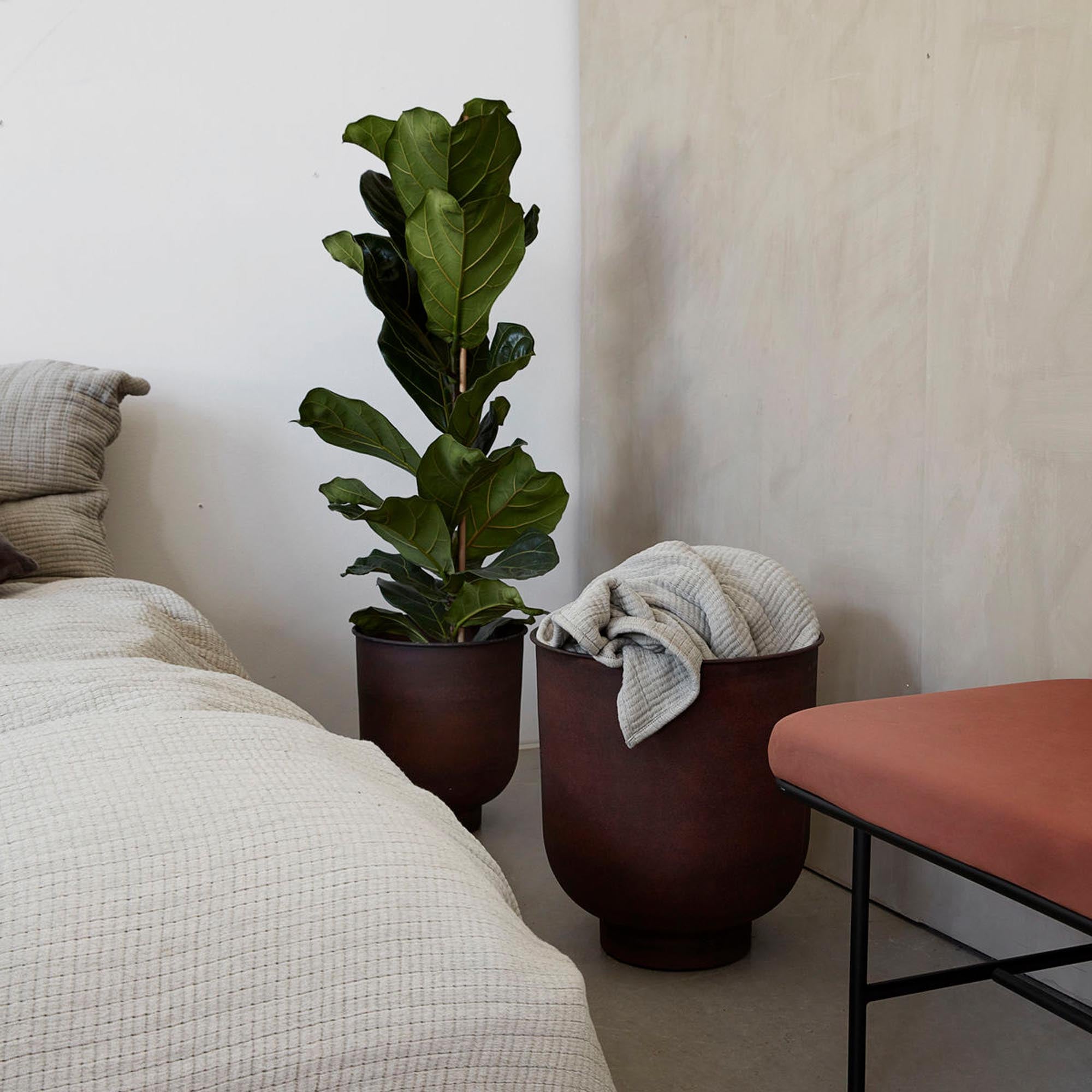 Vig-Blumentopf-Set von House Doctor: Eisen, erdige Henna-Farbe, 2 Grössen, ideal für grüne Pflanzen, lebendig und dekorativ.