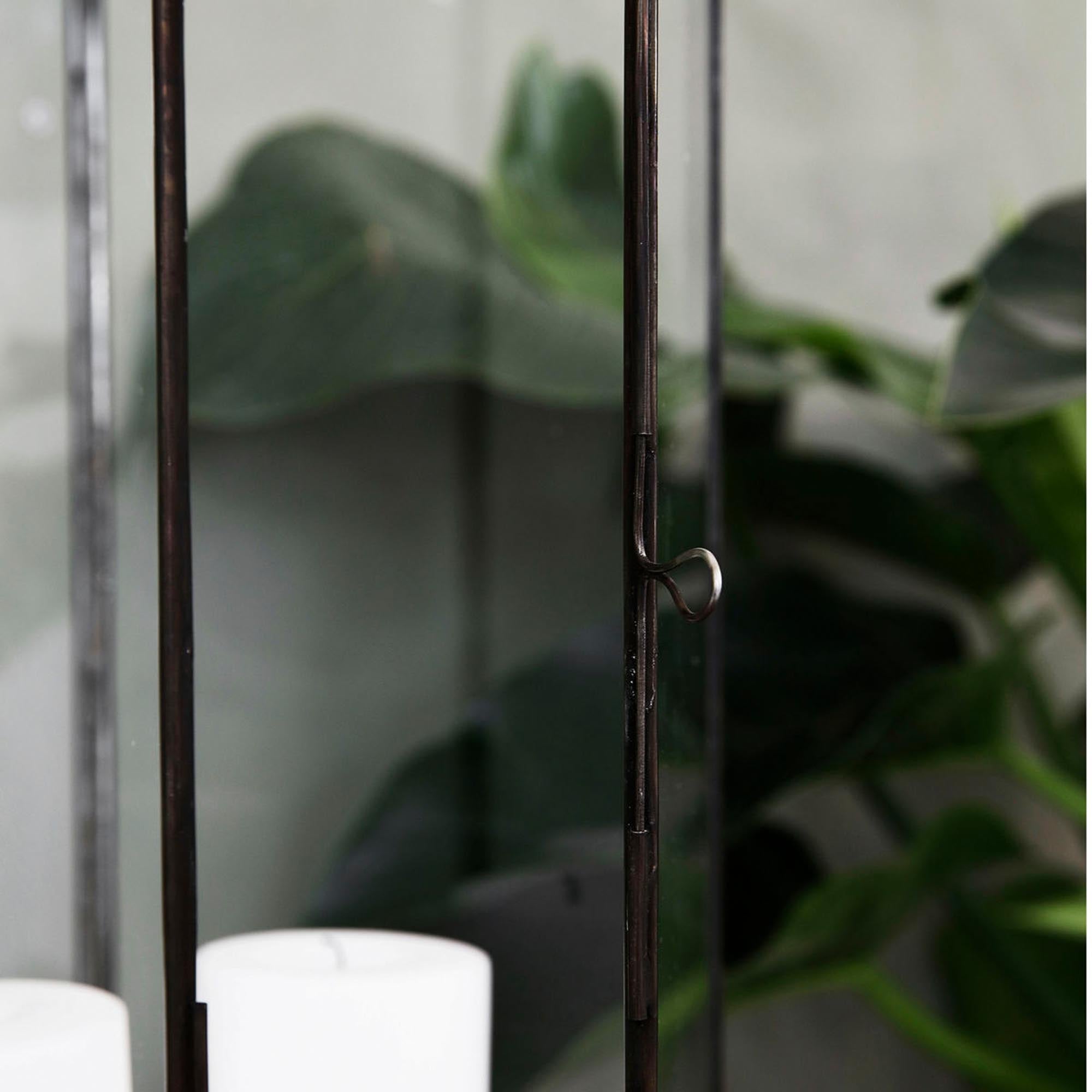 Die Laterne Narrow von House Doctor vereint modernes Design mit funktionalem Stil und sorgt für stimmungsvolles Licht in jedem Raum.