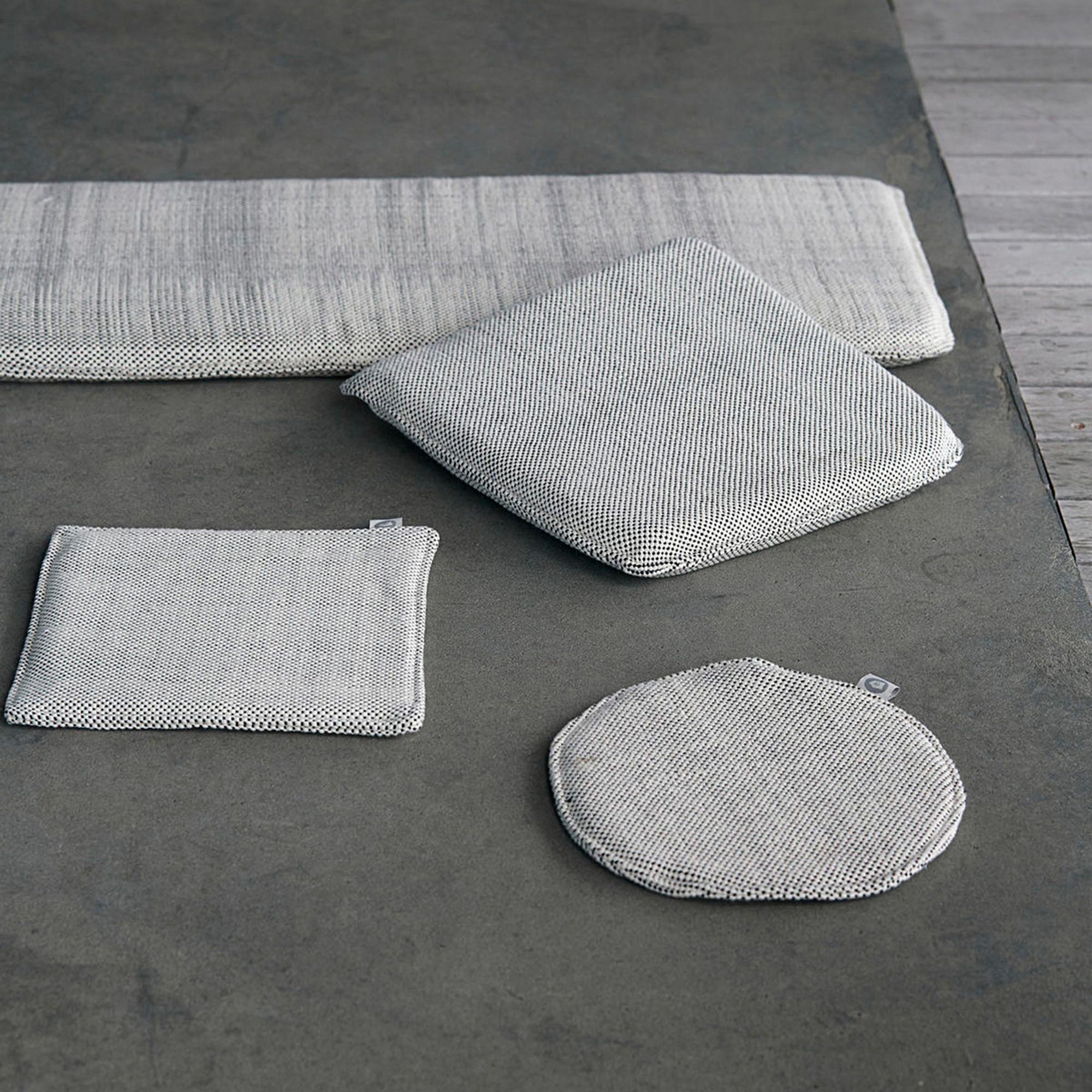 Das Cuun Stuhlkissen von House Doctor bietet Komfort und Stil mit seinem schwarz-weissen Muster, ideal für jeden Raum.