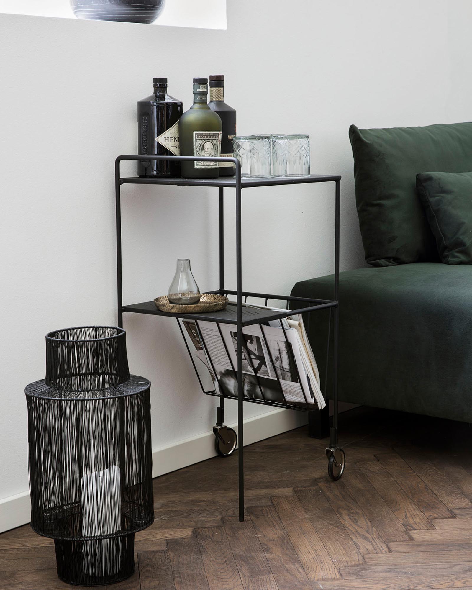 Entdecken Sie den eleganten Use-Trolley von House Doctor, gefertigt aus robustem schwarzem Stahl – ideal für kreative Aufbewahrungslösungen in jedem Zuhause.