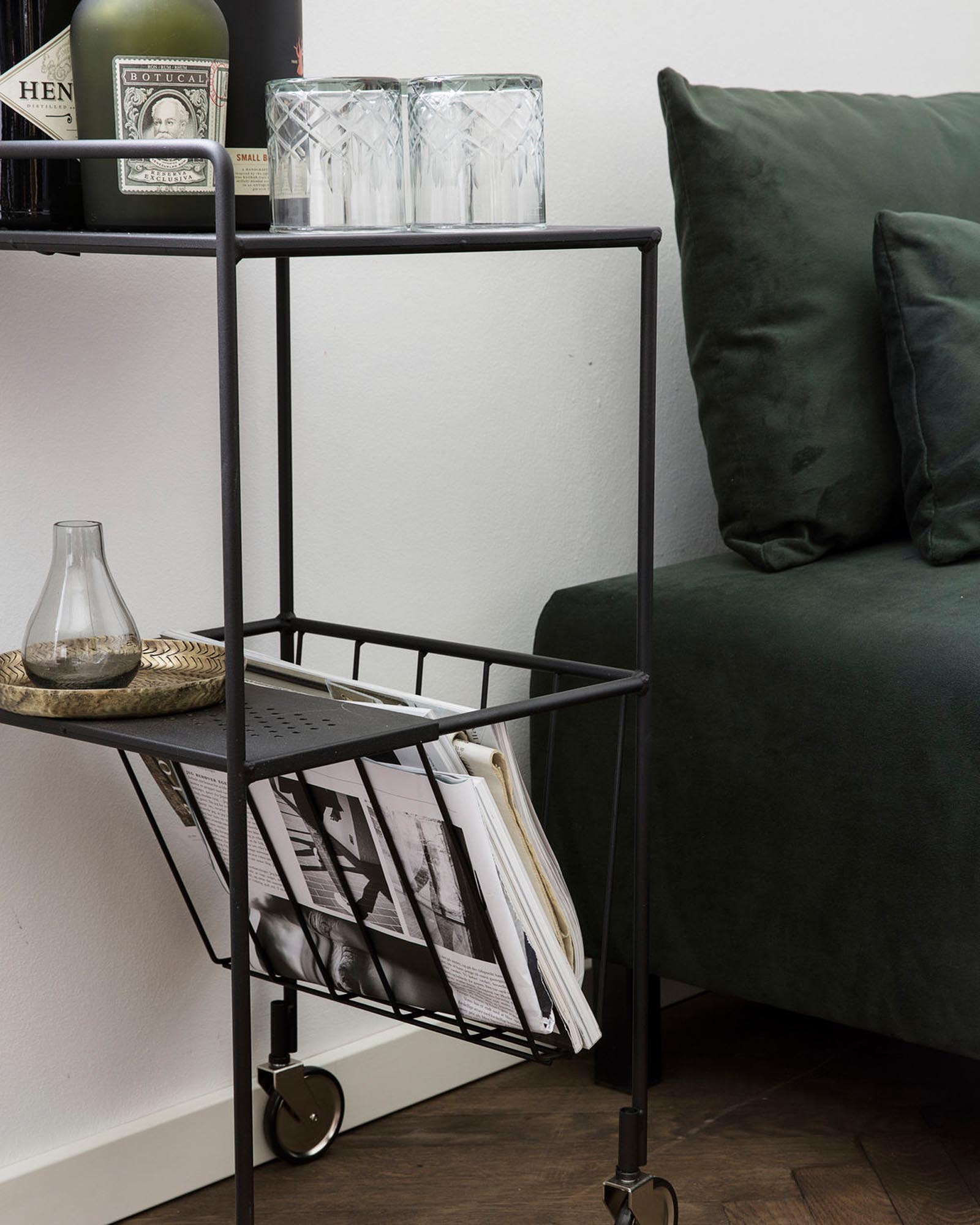 Entdecken Sie den eleganten Use-Trolley von House Doctor, gefertigt aus robustem schwarzem Stahl – ideal für kreative Aufbewahrungslösungen in jedem Zuhause.