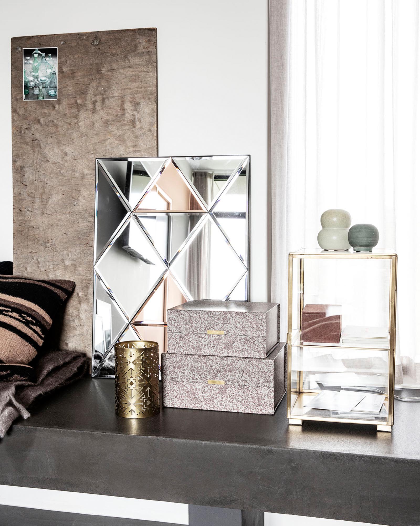 Eleganter Glasschrank von House Doctor, ideal als Standregal, mit stilvollem Messingrahmen und transparenten Glastüren für ein modernes Ambiente.